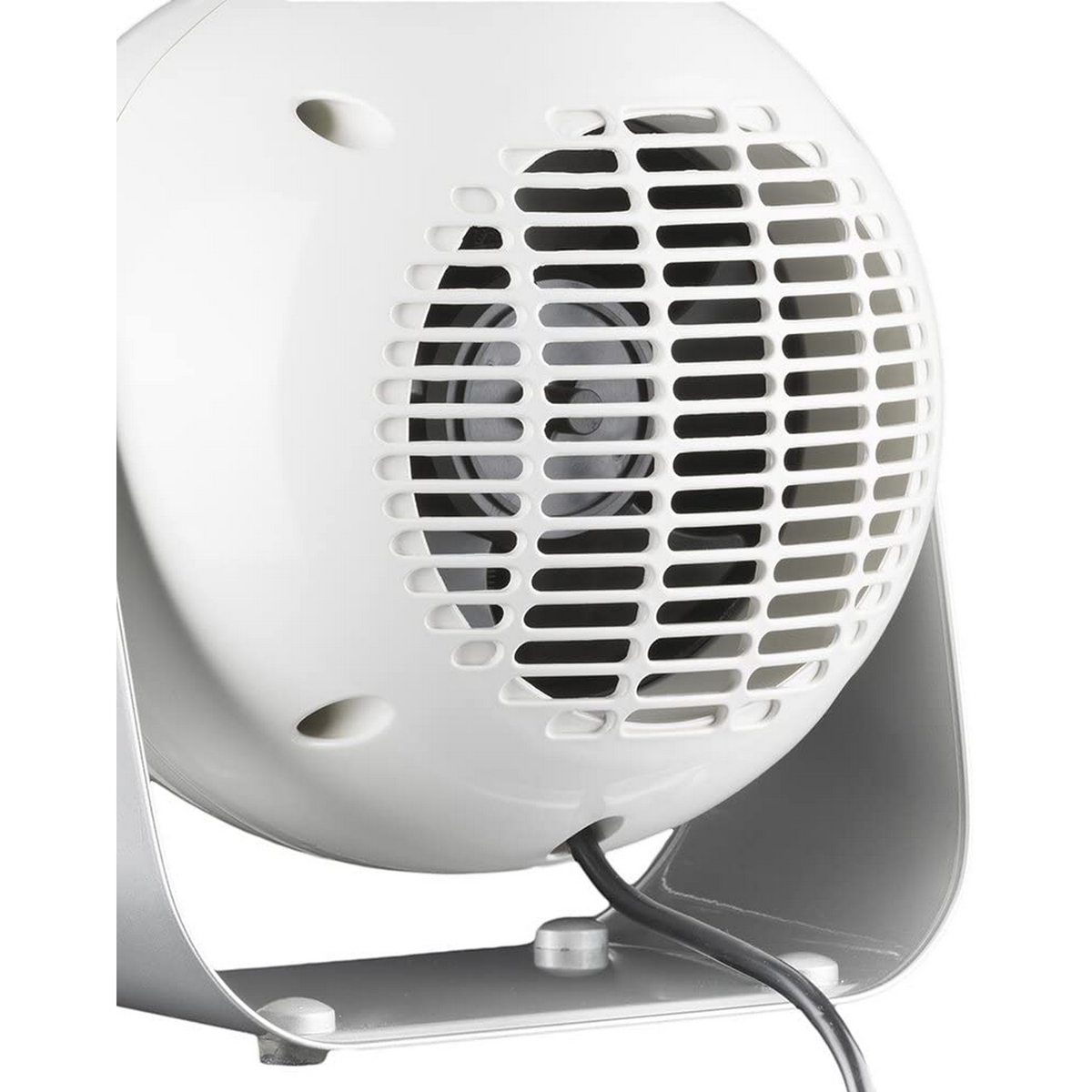Een witte ventilatorkachel met een cirkelvormig ontwerp, met een rooster aan de voorkant en een netsnoer.
