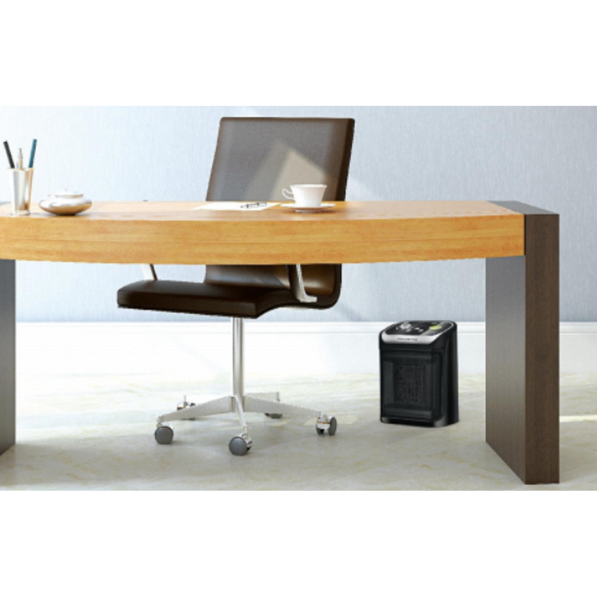 Biurko z czarnym grzejnikiem i krzesło z filiżanką kawy.