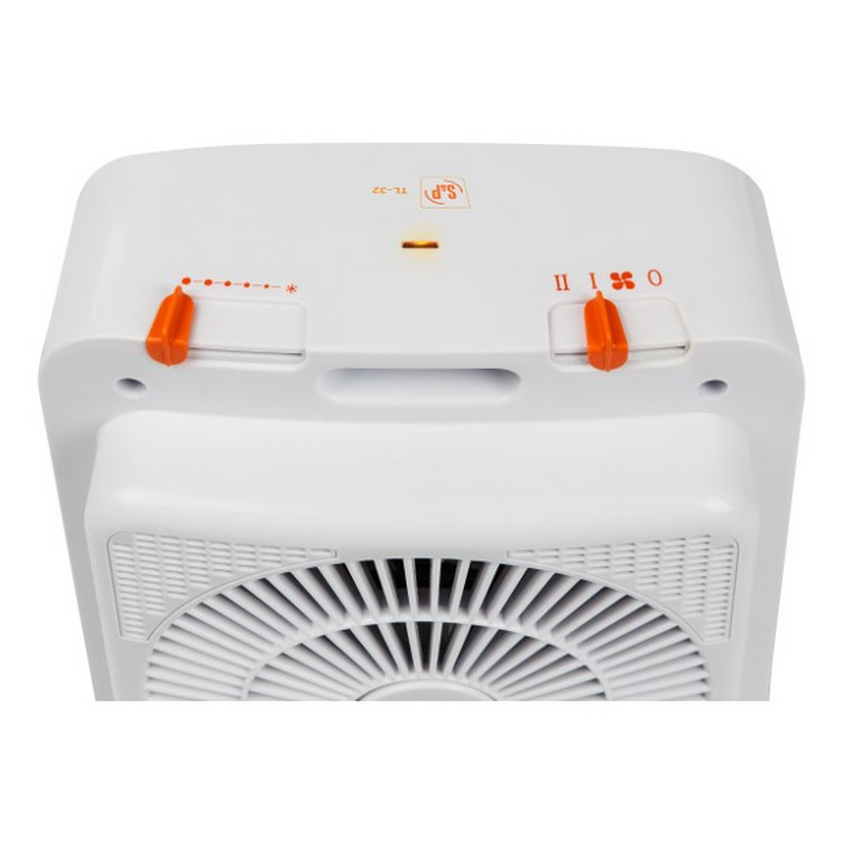 Calentador blanco, controles en la parte superior, con perillas naranjas. Rejilla del ventilador al frente, fondo blanco.