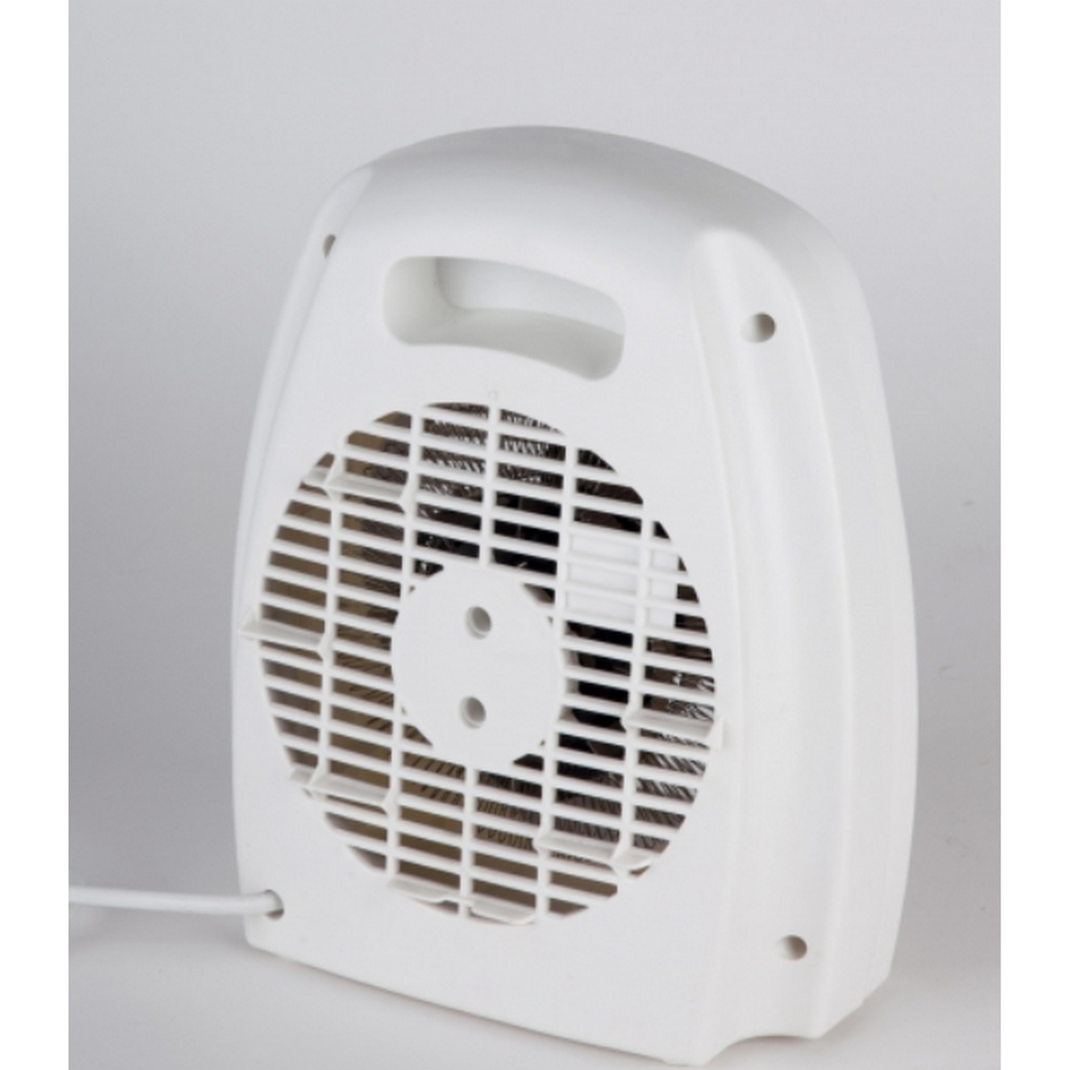 Biały wentylator elektryczny, z okrągłą powierzchnią wentylatora, na jasnoszarym tle.