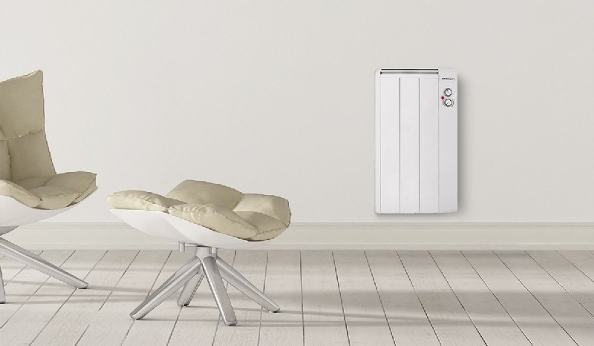 Termosifone bianco a parete con due manopole di controllo, accanto a due sedie beige.