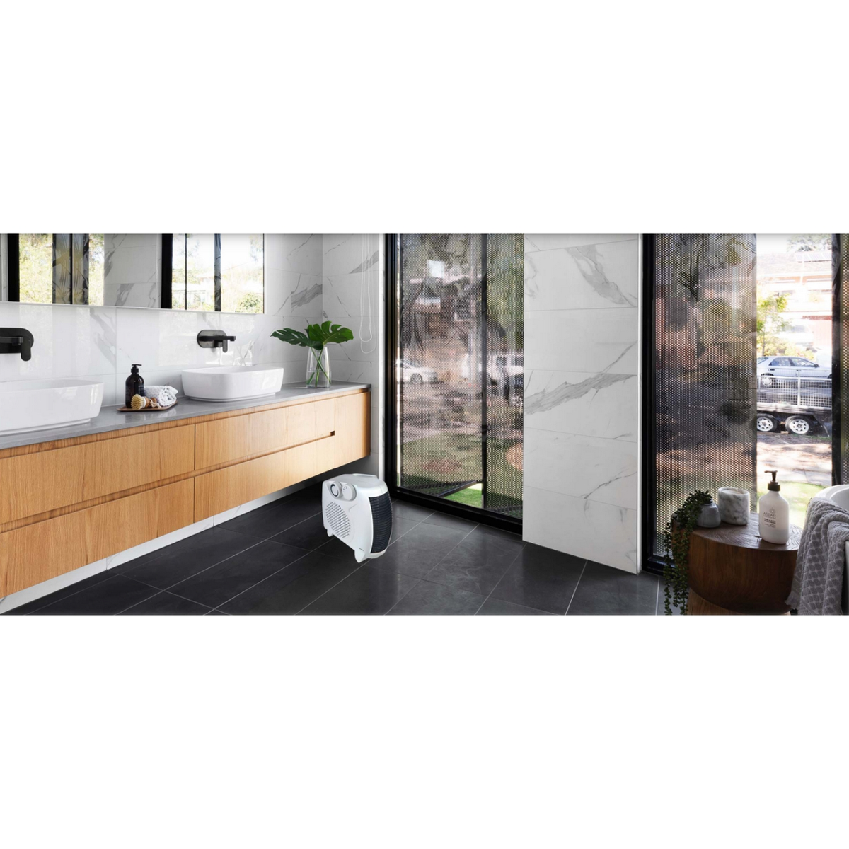 Escena de baño. Calentador blanco cerca de la ventana. Lavabo con mueble de madera a la izquierda.