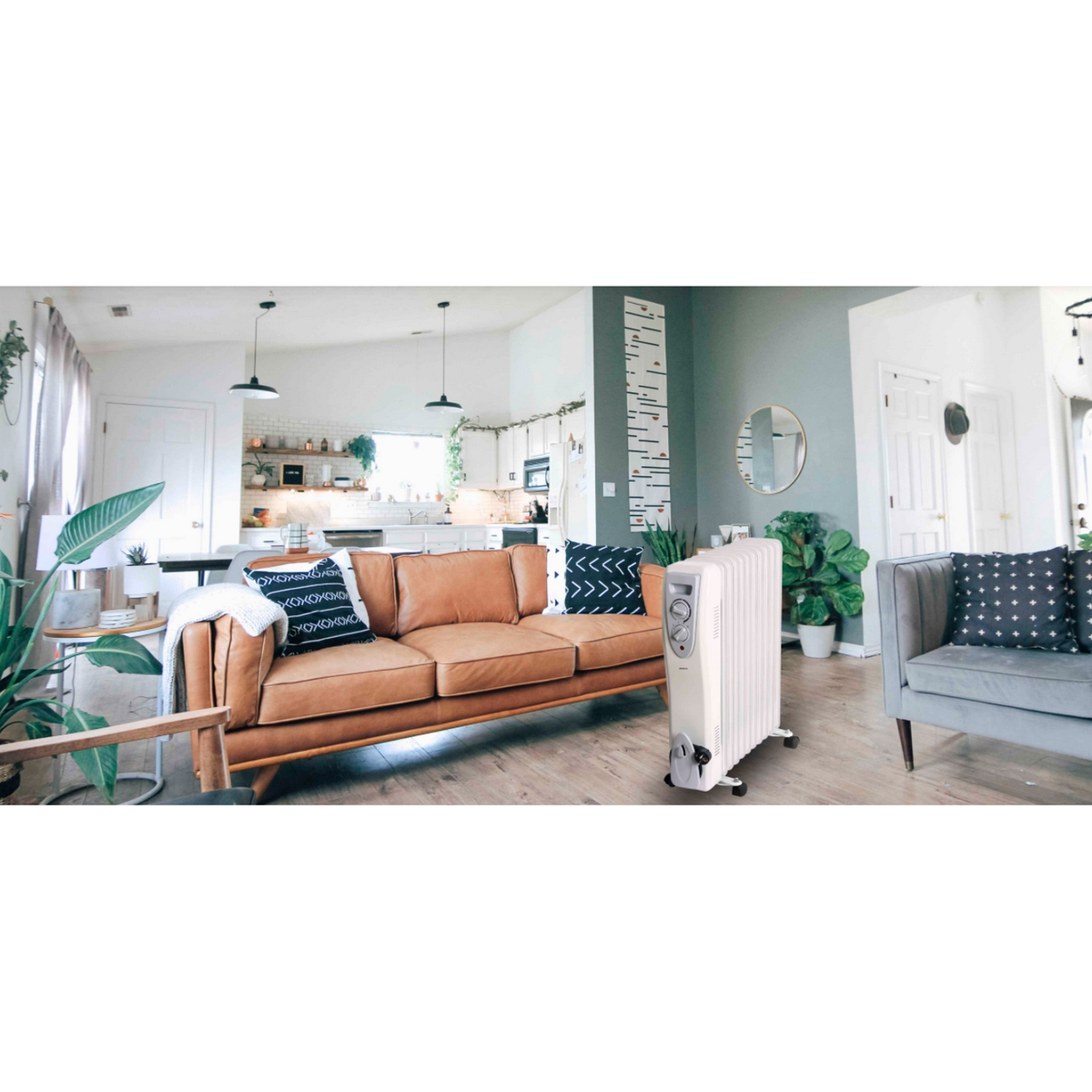 Una sala de estar con un sofá, un radiador y otros muebles, con una cocina blanca al fondo.