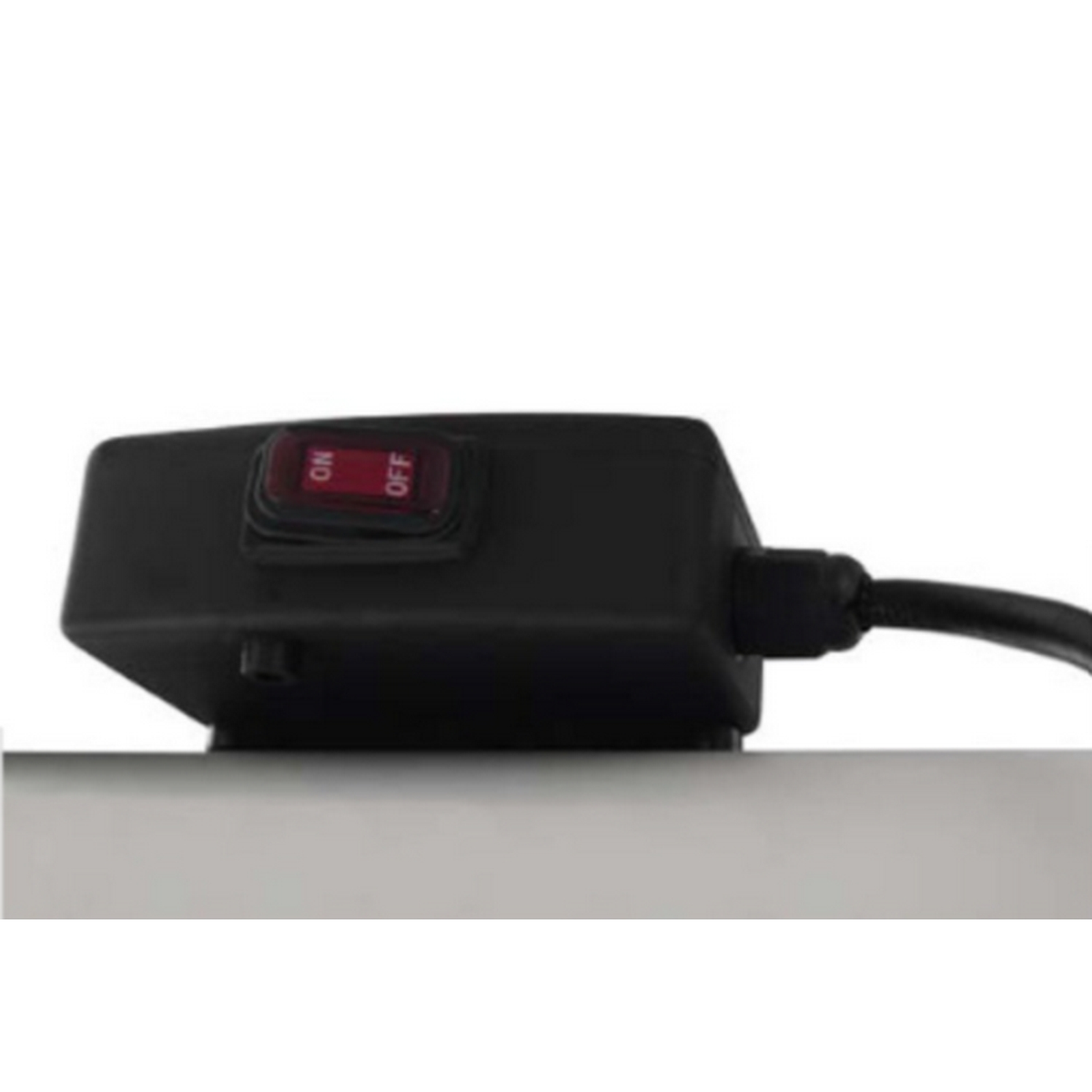 Zbliżenie czarnego przełącznika elektrycznego z czerwonymi etykietami 'ON' i 'OFF'.