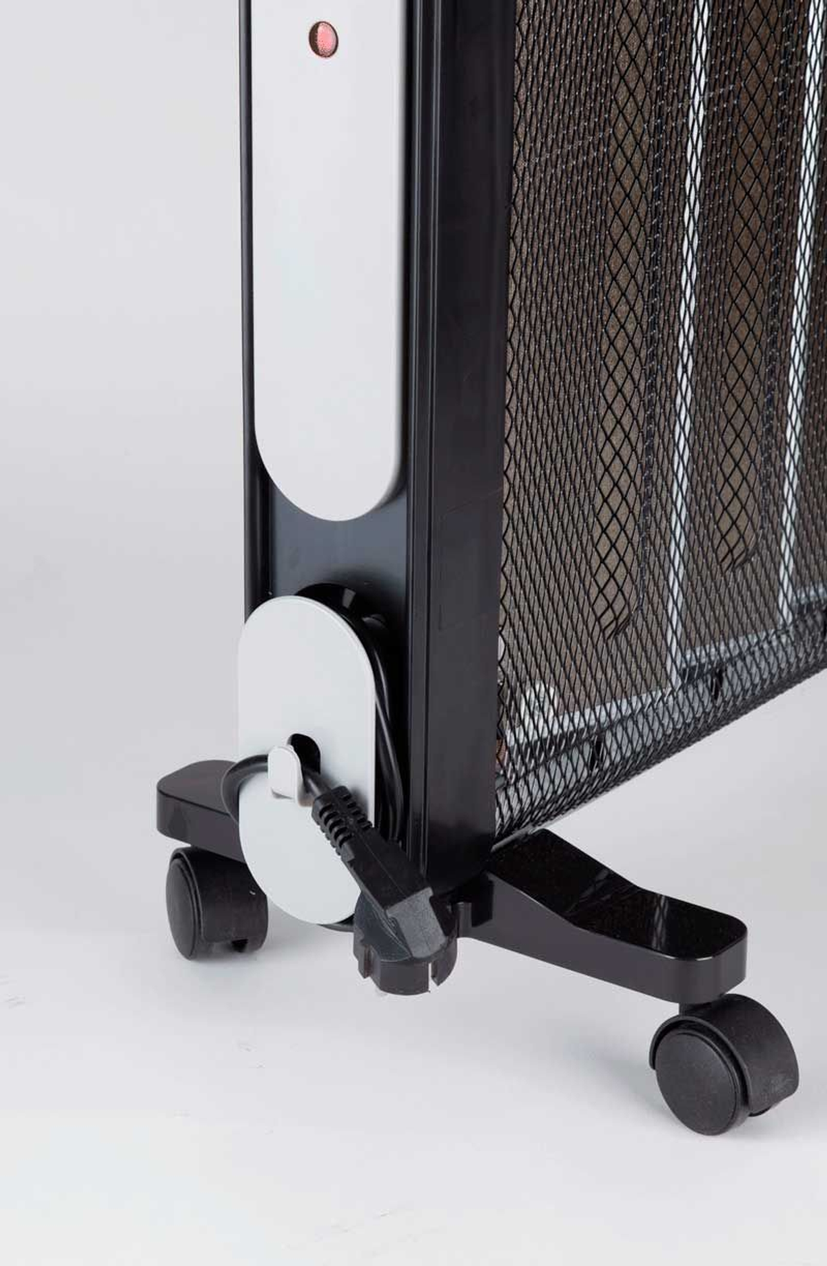 Calentador eléctrico negro y plateado sobre ruedas con cable de alimentación.