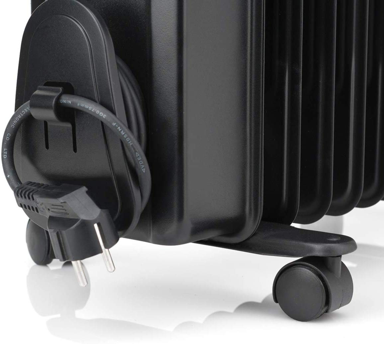 Radiatore elettrico nero con cavo avvolto e ruote.