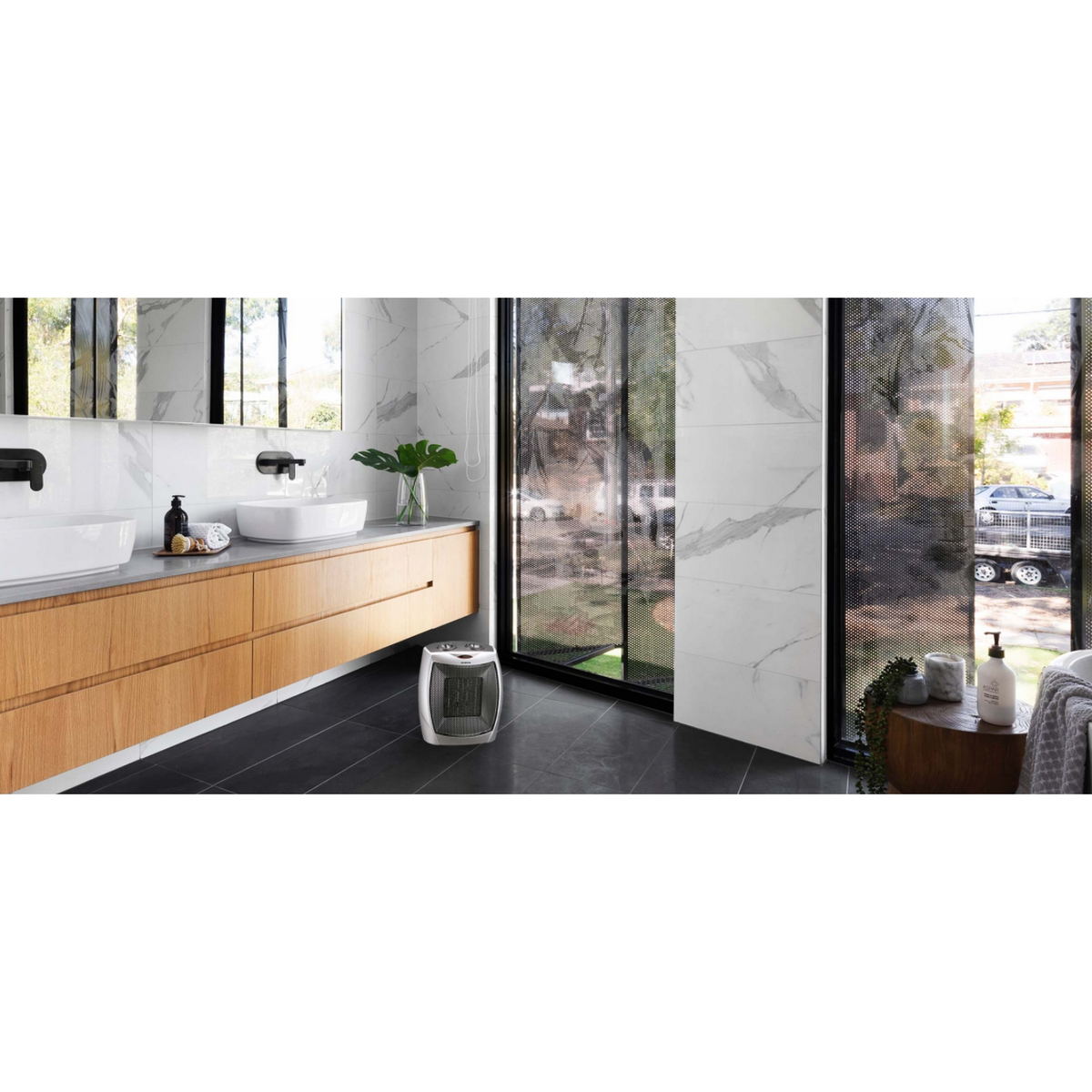 Escena de baño con calefactor, lavabo y ventana. El fondo es una ventana y un árbol.
