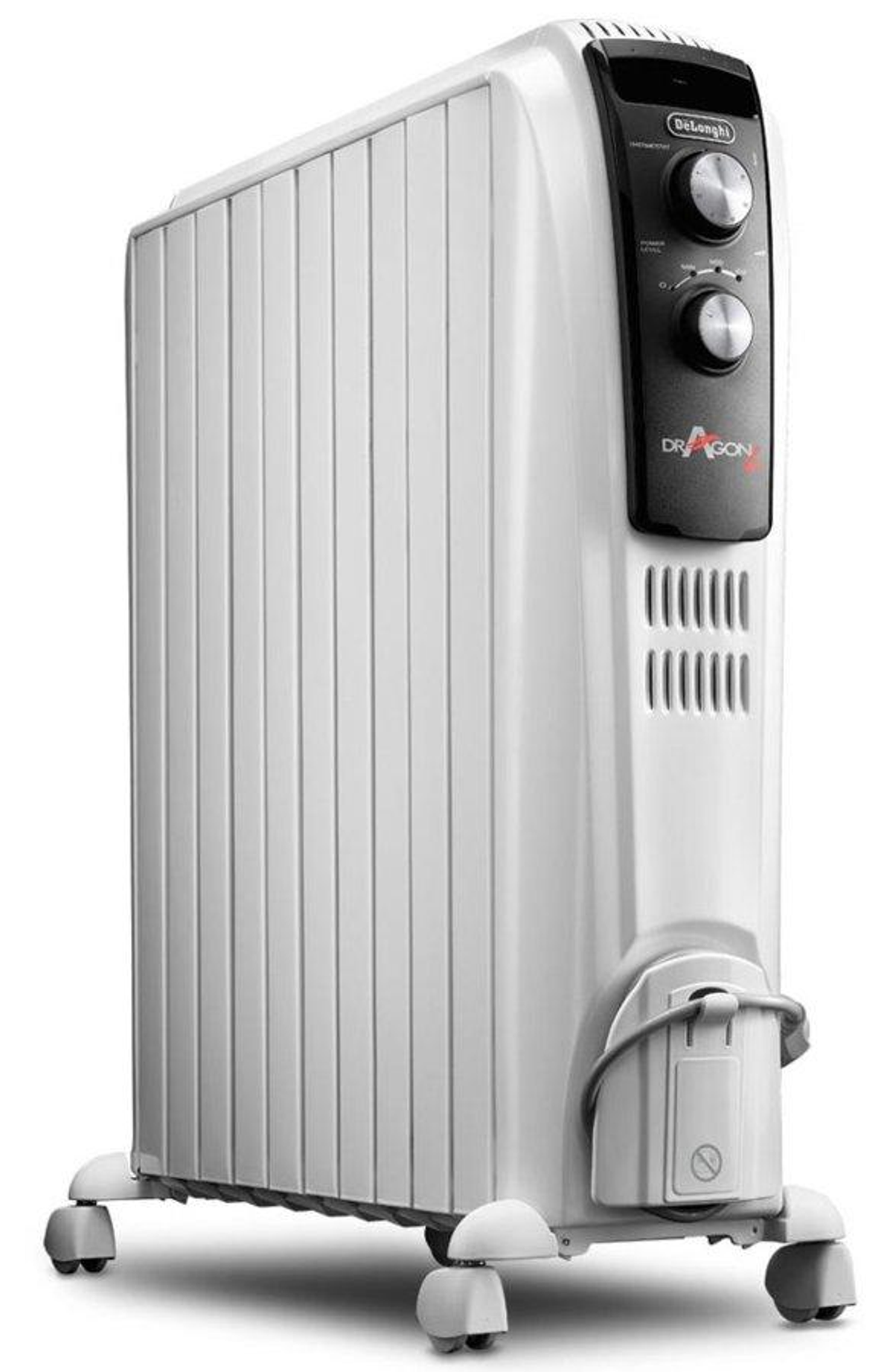 Dikey kanatçıklı, düğmeli ve tekerlekli beyaz elektrikli ısıtıcı. Beyaz bir arka plan üzerinde.