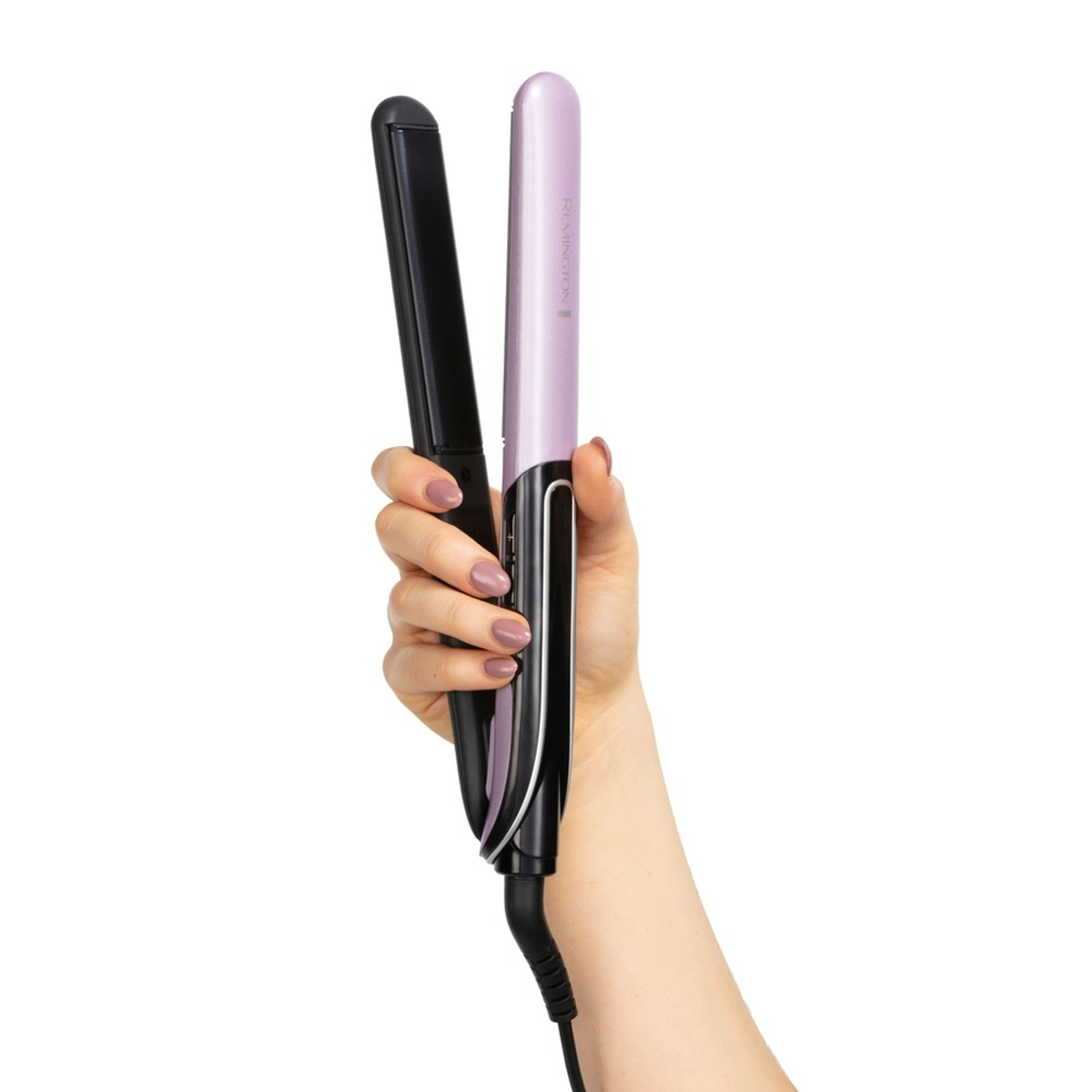 Mano che tiene una piastra per capelli nera e viola. Sfondo bianco.