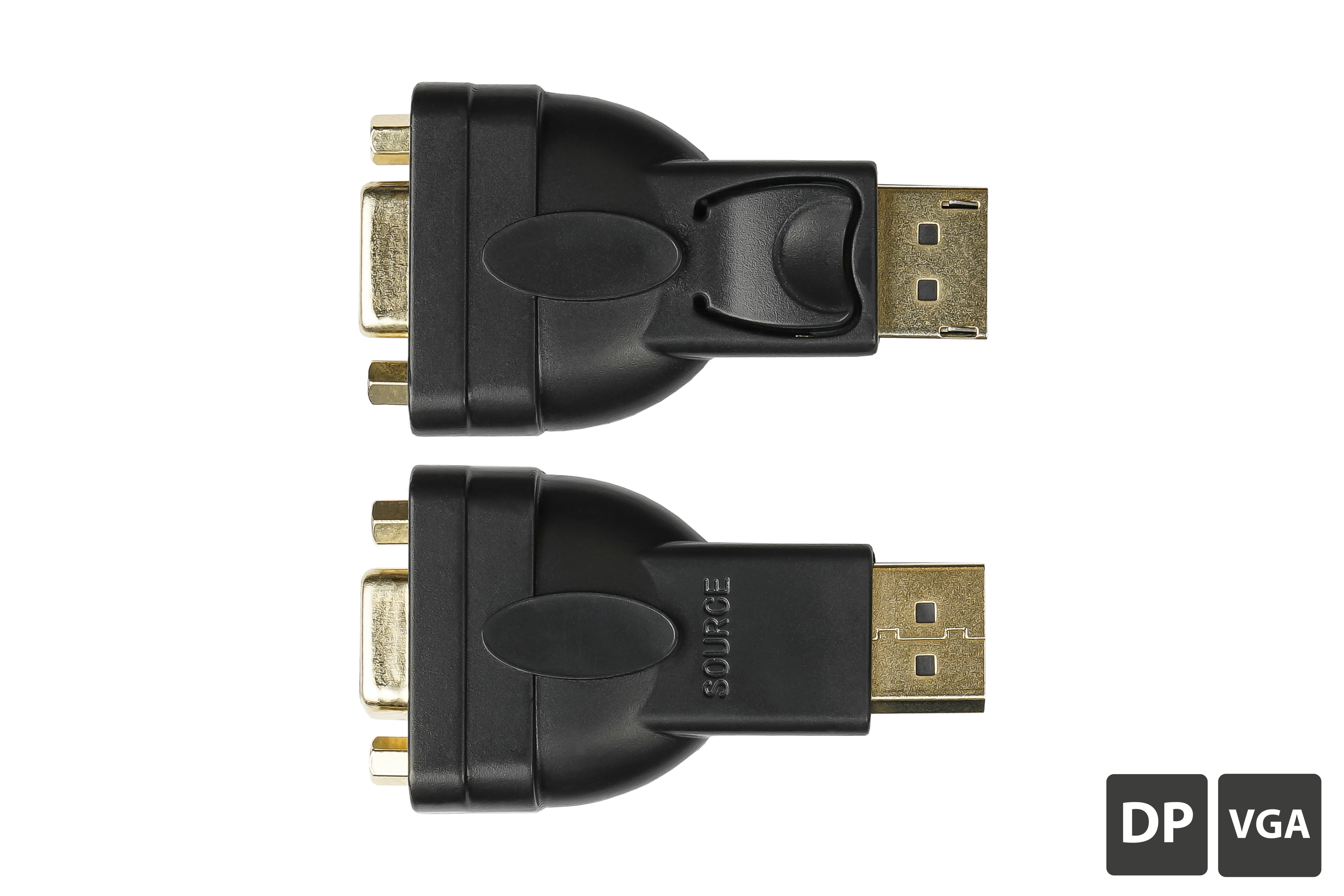 Zwei schwarze DP-zu-VGA-Adapter auf weißer Oberfläche. Das Wort 'SOURCE' steht auf einem Adapter.