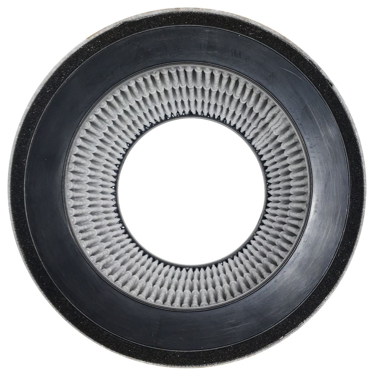 Runder Luftfilter mit schwarzem Rahmen. Der Filter hat ein weißes, plissiertes Design. Weißer Hintergrund.