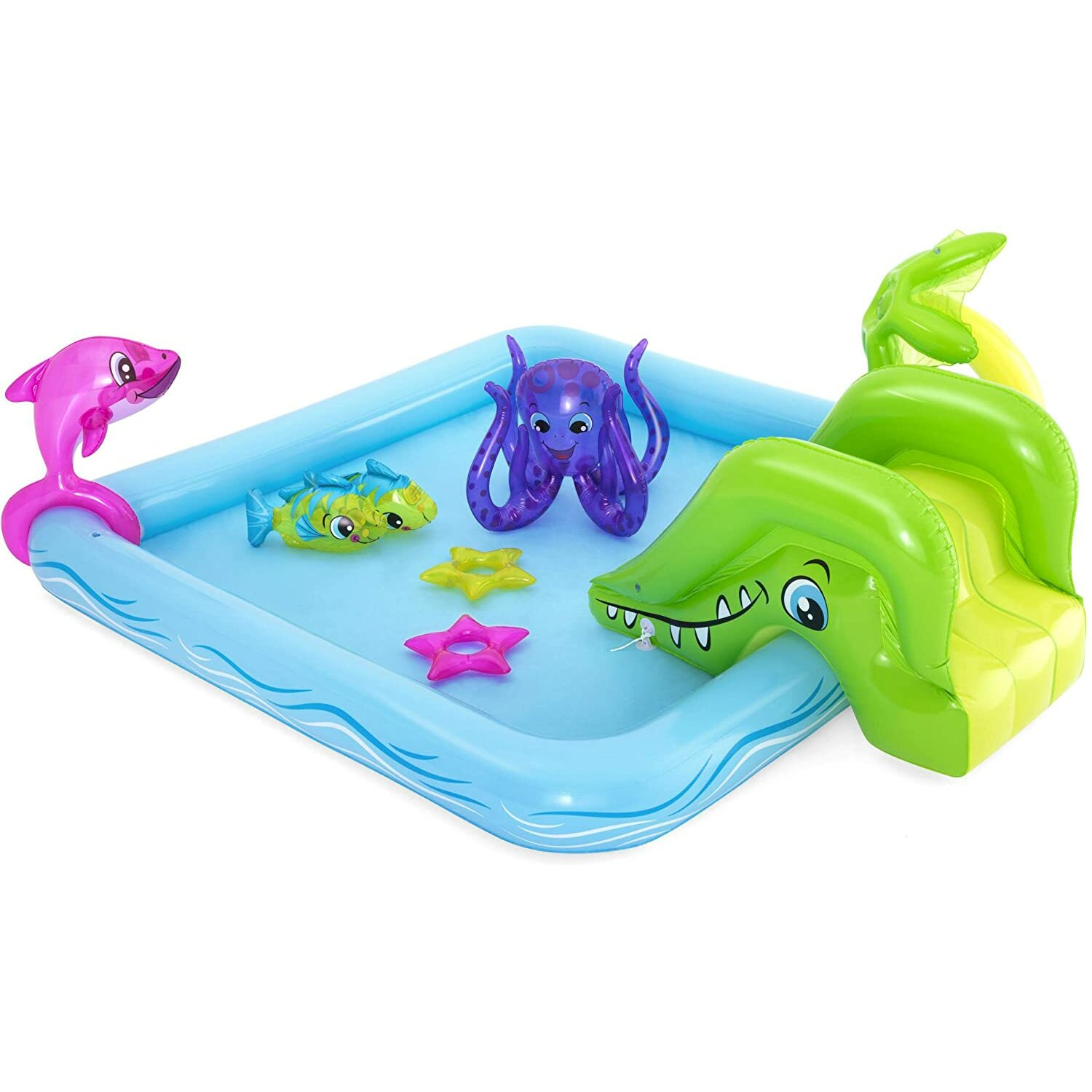 Ein blaues aufblasbares Schwimmbecken mit Rutsche und Spielzeug für Meerestiere. Weißer Hintergrund.