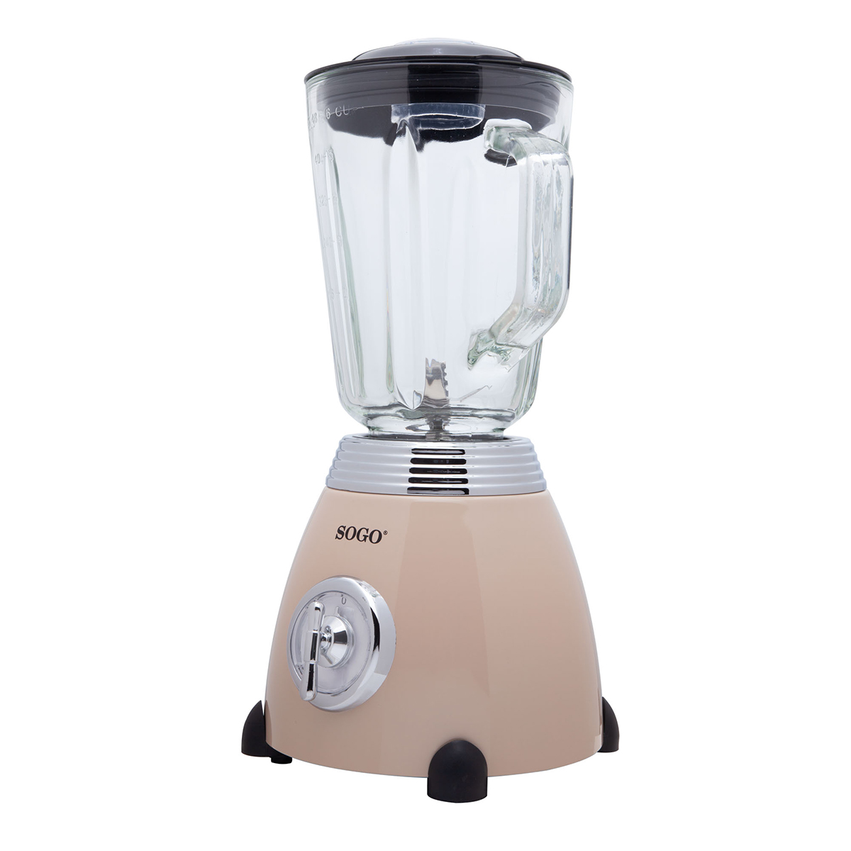 Beiger Mixer mit Glasbehälter. Er hat einen Chromfuß und einen schwarzen Deckel. Weißer Hintergrund.