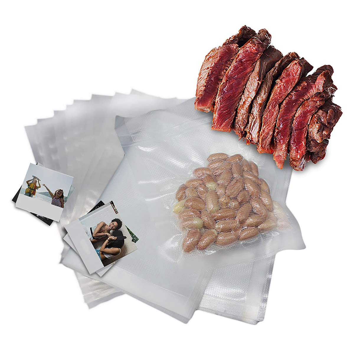Bolsas de alimentos selladas al vacío con filete, frijoles y fotos sobre blanco.