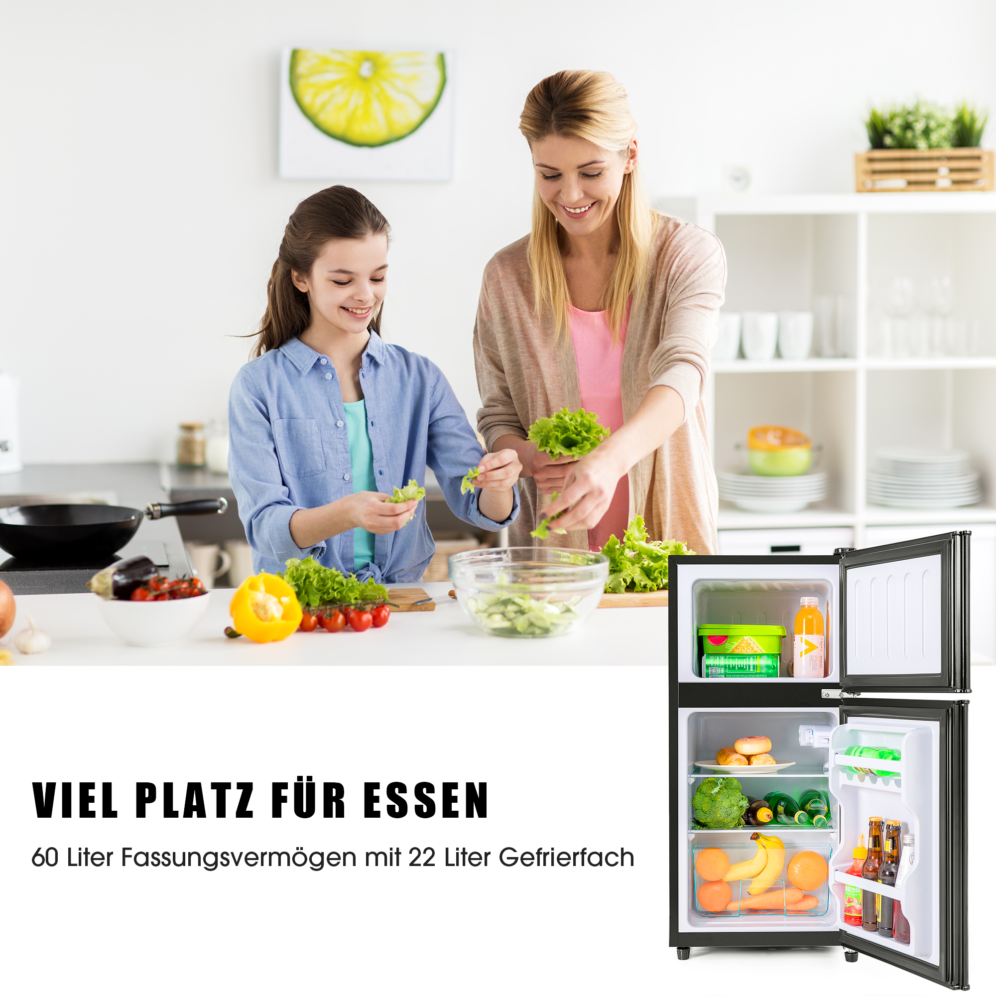 Mutter und Tochter bereiten Essen in der Nähe eines Kühlschranks zu. Text: 'VIEL PLATZ FÜR ESSEN'.