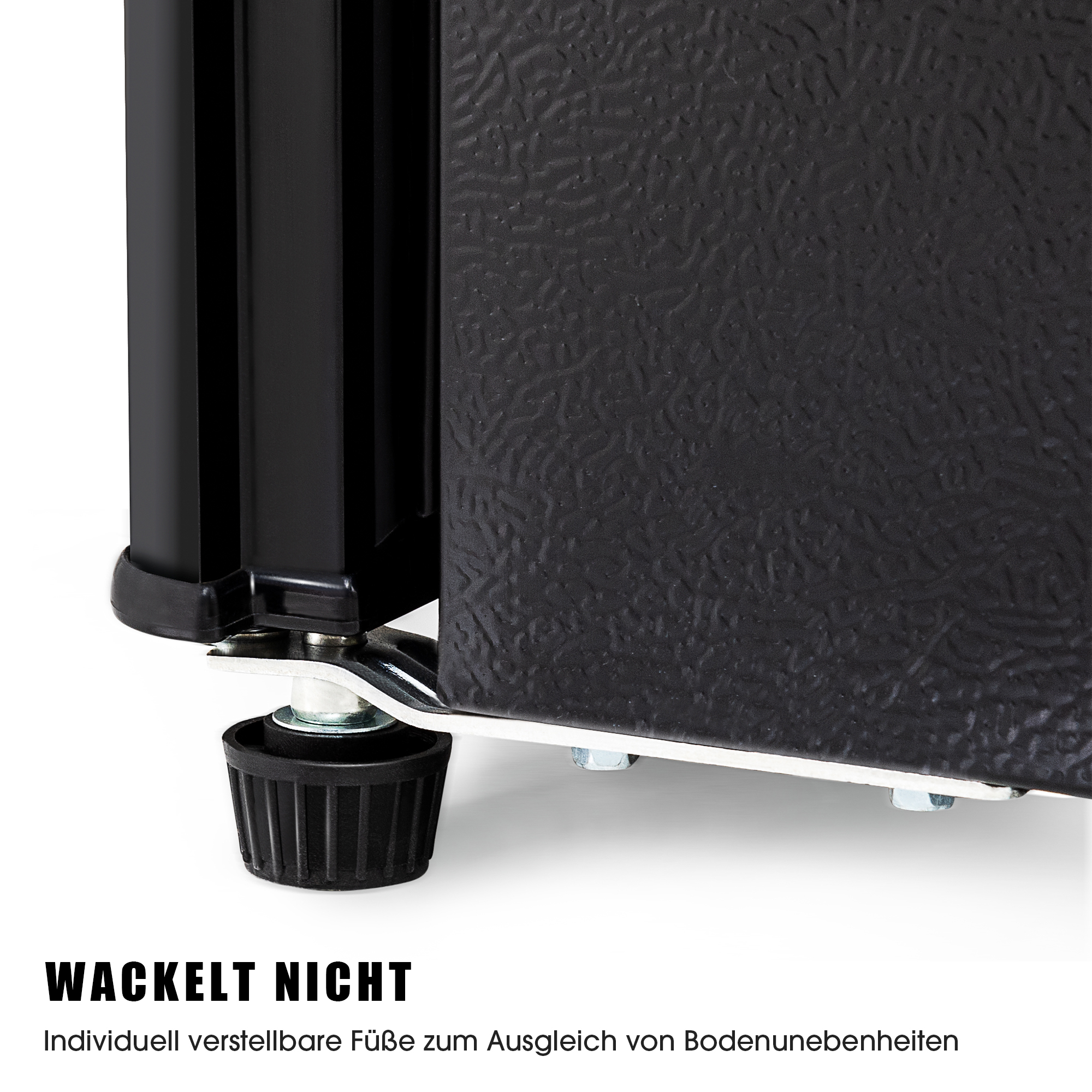 Nahaufnahme eines schwarzen Gerätefußes. Text: WACKELT NICHT, verstellbare Füße.