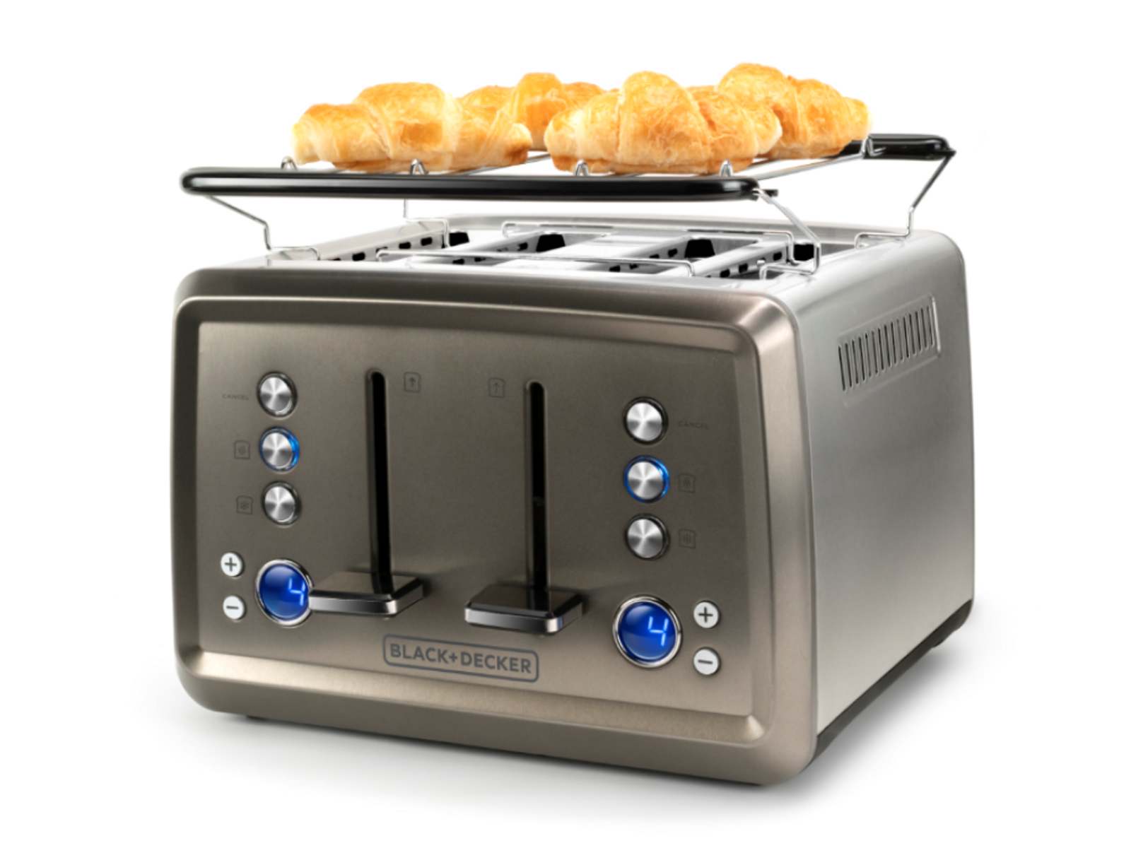 Ein silberner und schwarzer Toaster mit vier Schlitzen, der geröstete Croissants auf einem Warmhalterost hat.