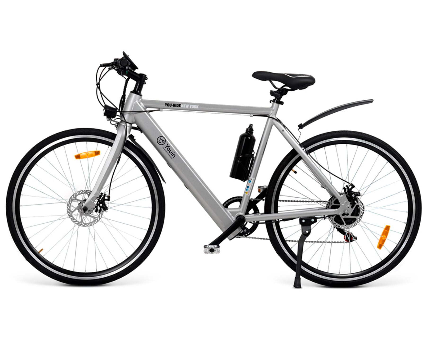 Una bicicleta eléctrica plateada. Tiene ruedas y neumáticos negros y una botella de agua.