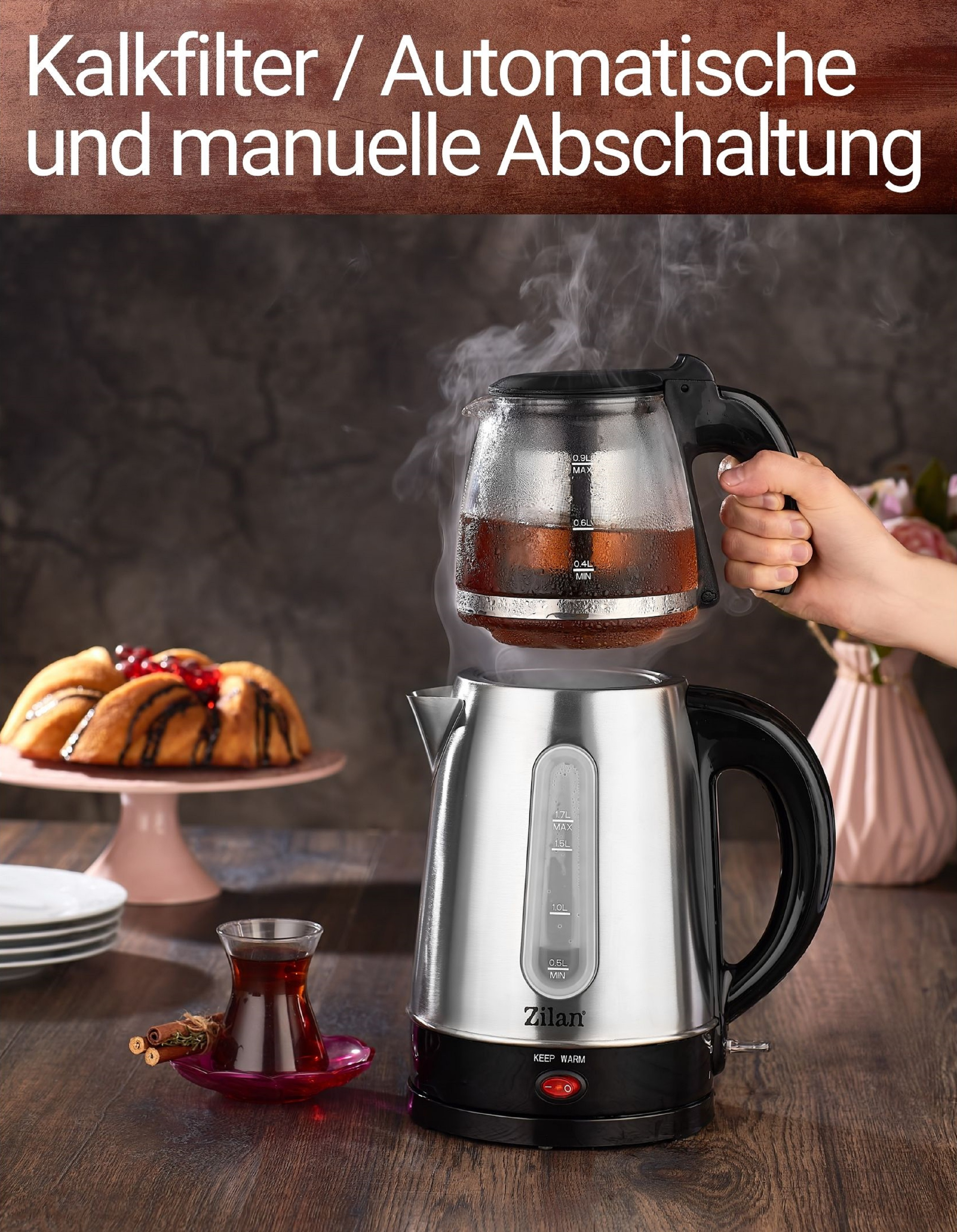 Silber-schwarzer Wasserkocher mit Glaskanne. Eine Hand gießt Tee ein. Text: Kalkfilter/Automatische Abschaltung.
