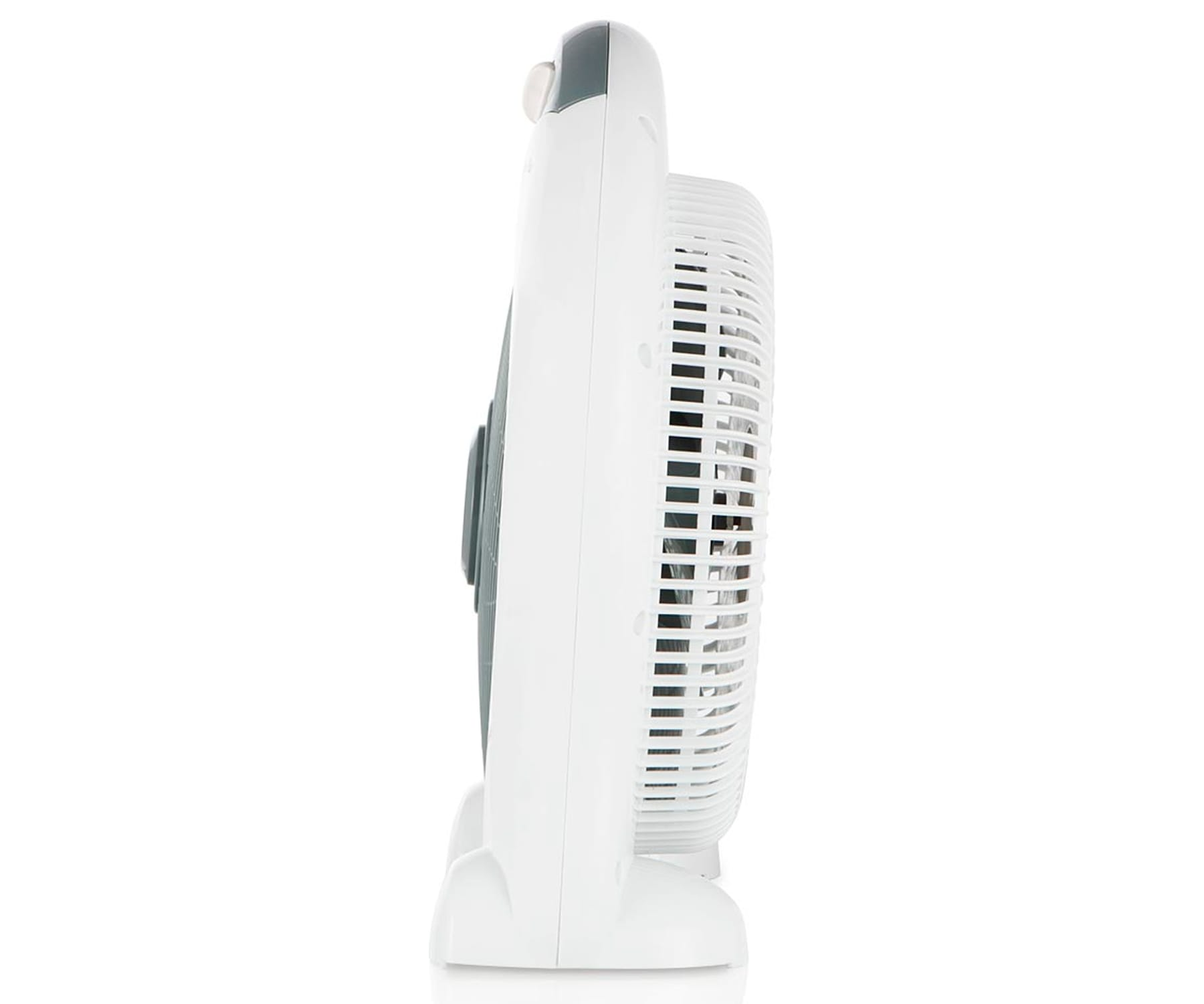 Biały wentylator z szarym panelem sterowania. Wentylator stoi na białej powierzchni.