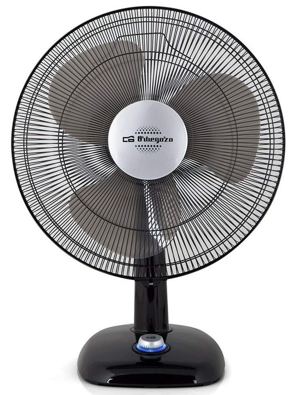 Ventilador de escritorio negro y plateado sobre un fondo blanco, con tres aspas.
