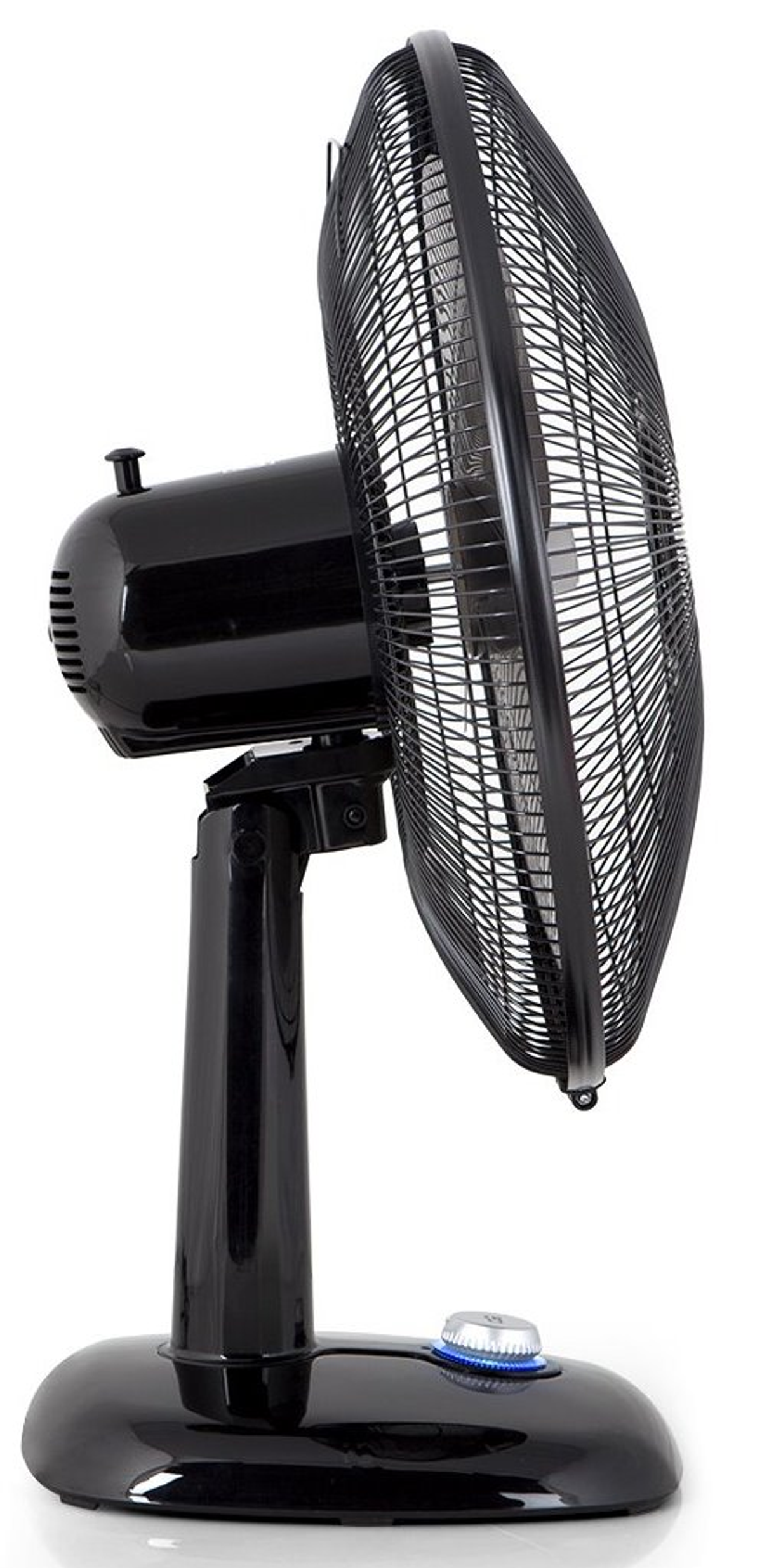 Un ventilador eléctrico negro, vista lateral. Tiene una base redonda, un soporte y una rejilla de seguridad.