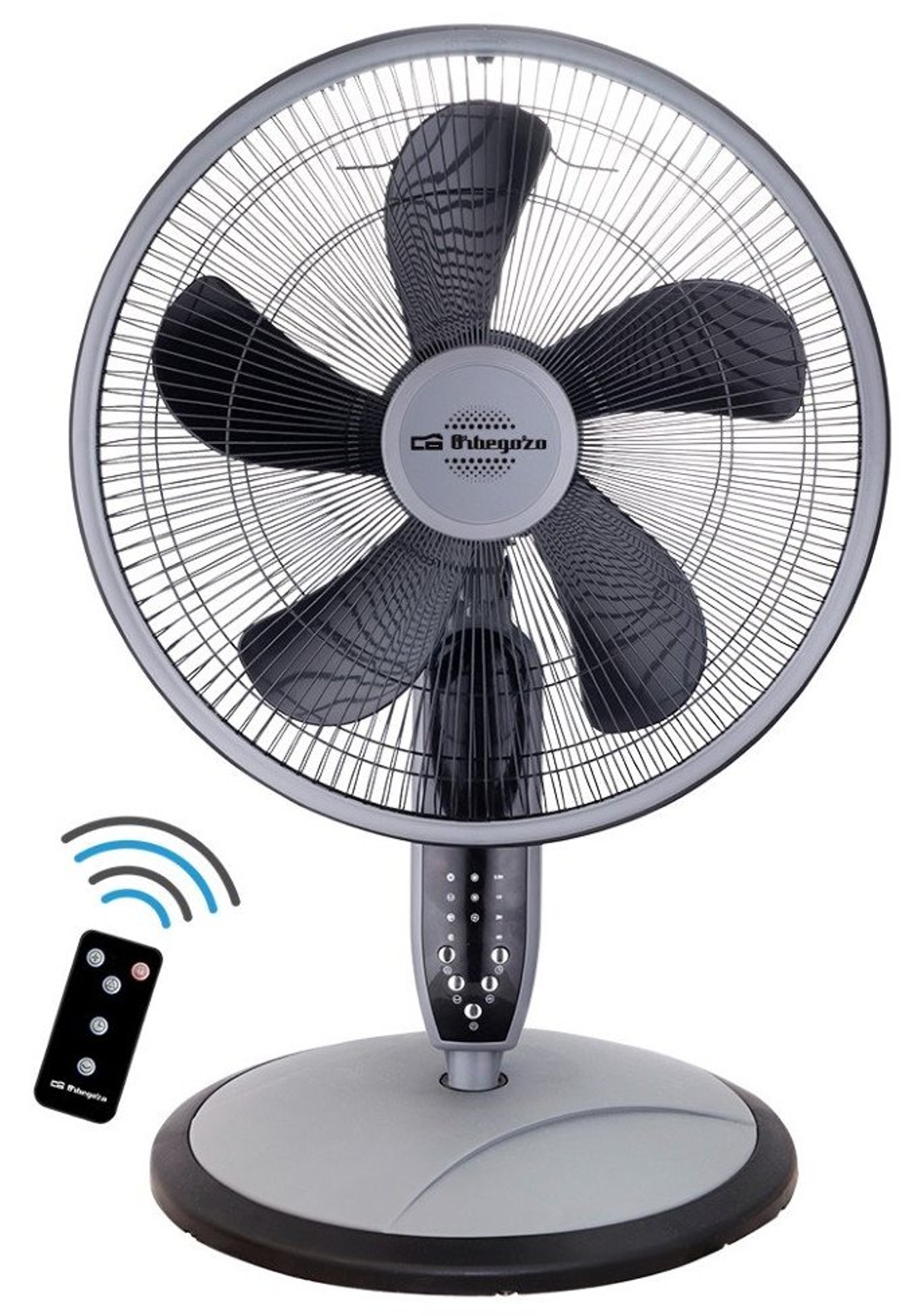 Szaro-czarny wentylator elektryczny z czterema łopatkami i pilotem. Znajduje się na białym tle.