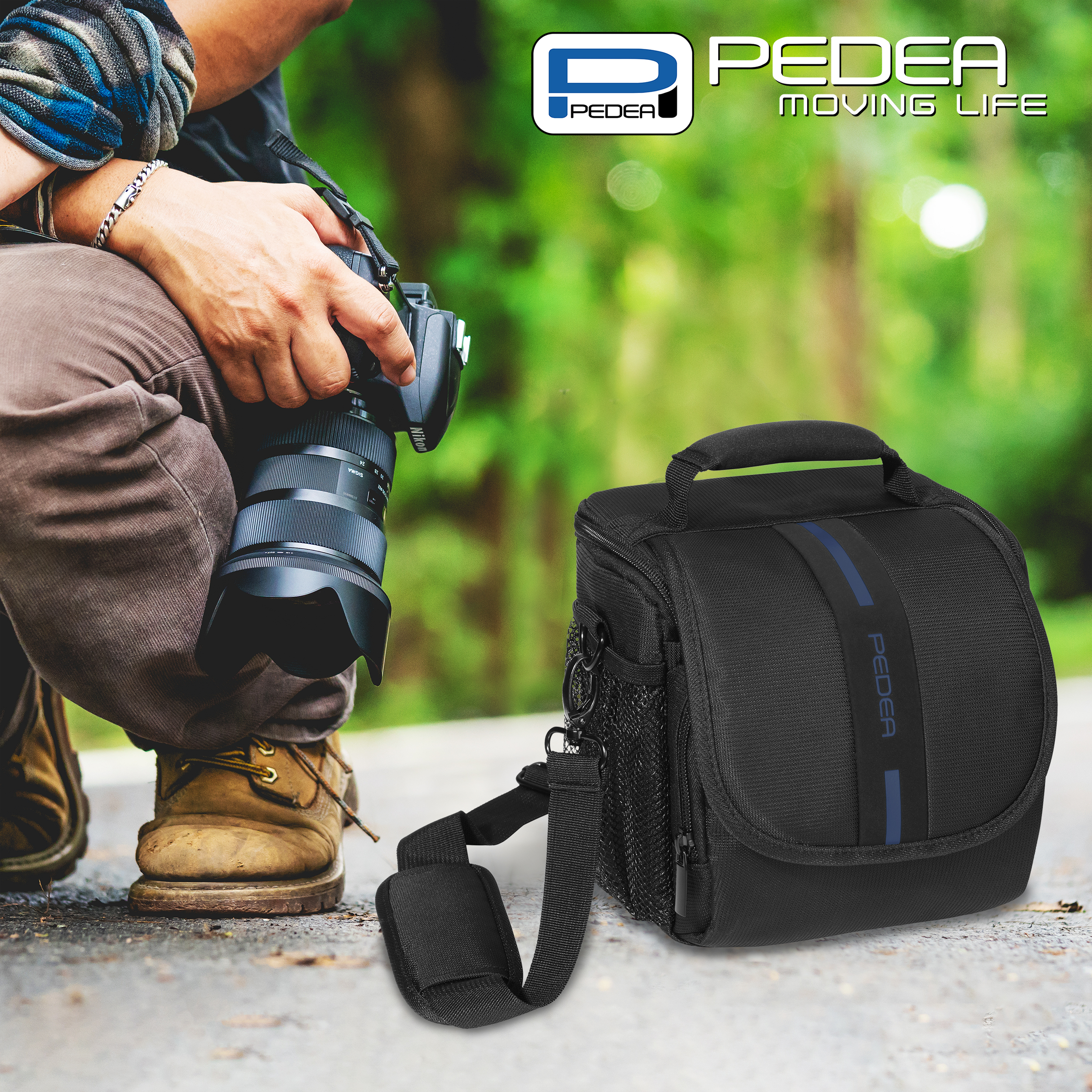 Eine Person hält eine Kamera und eine schwarze Tasche. Die Tasche hat einen blauen Streifen und ein Logo.