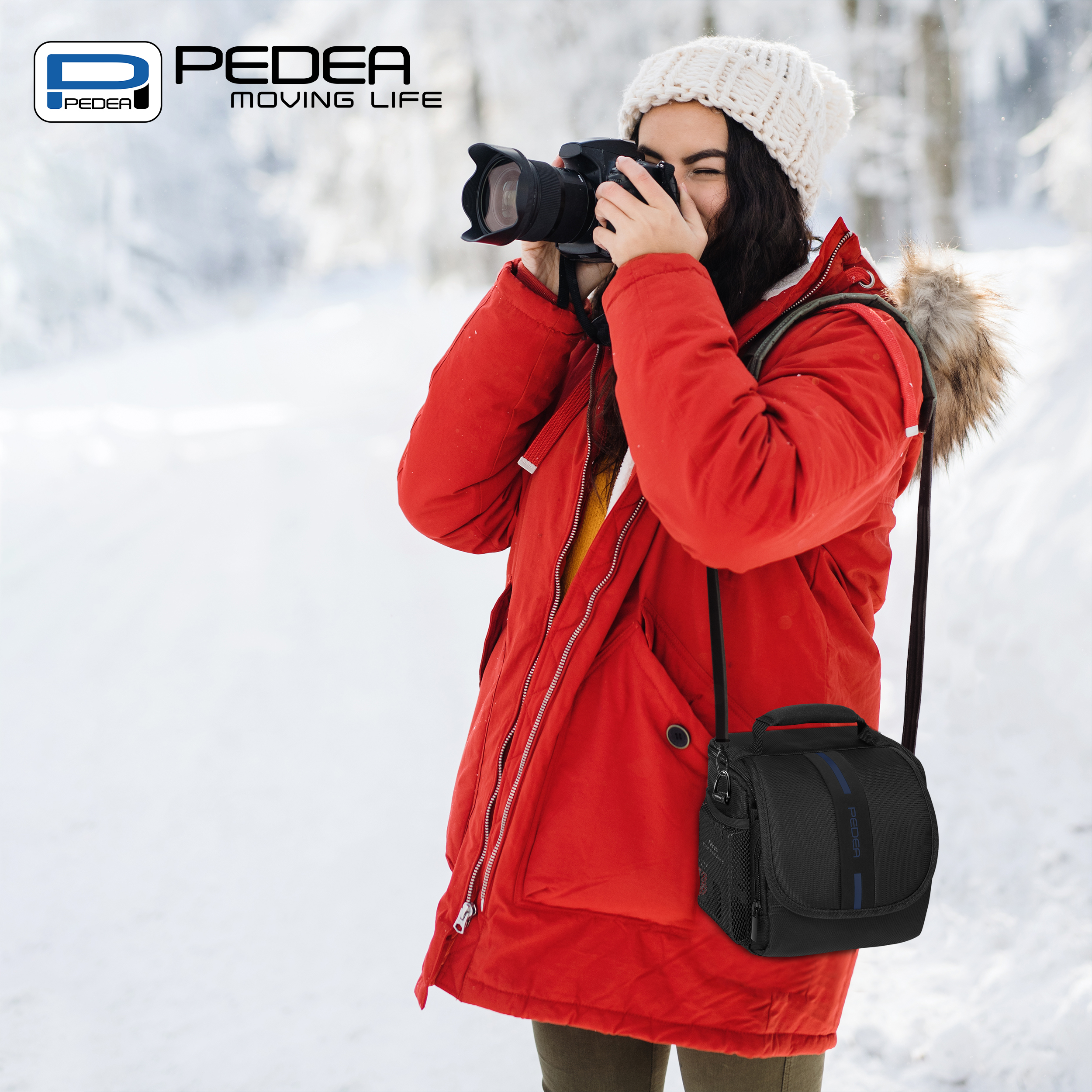 Frau in roter Jacke macht Fotos im schneebedeckten Wald. Kameratasche rechts.
