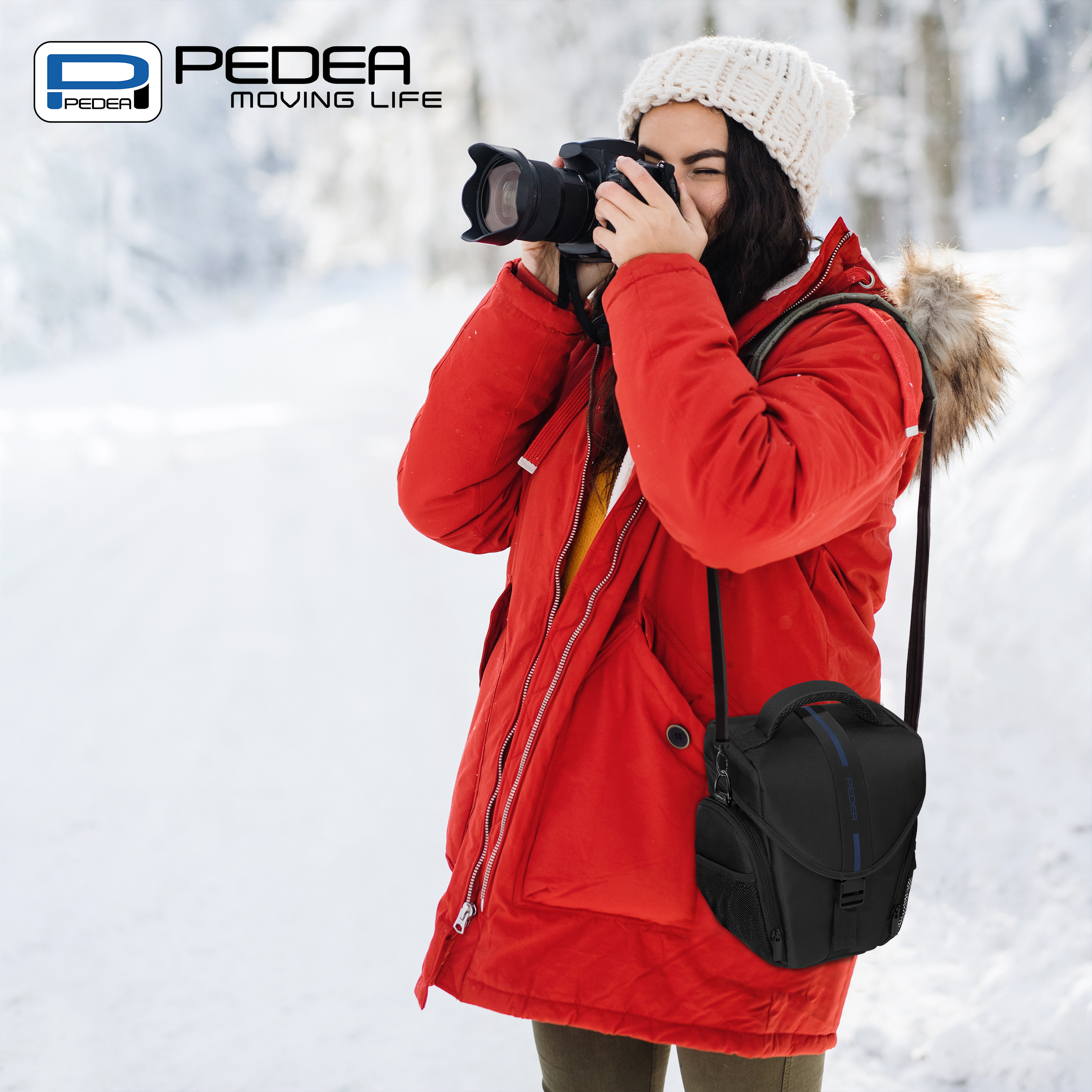 Frau fotografiert mit einer Kamera. Sie trägt einen roten Mantel und eine schwarze Kameratasche.