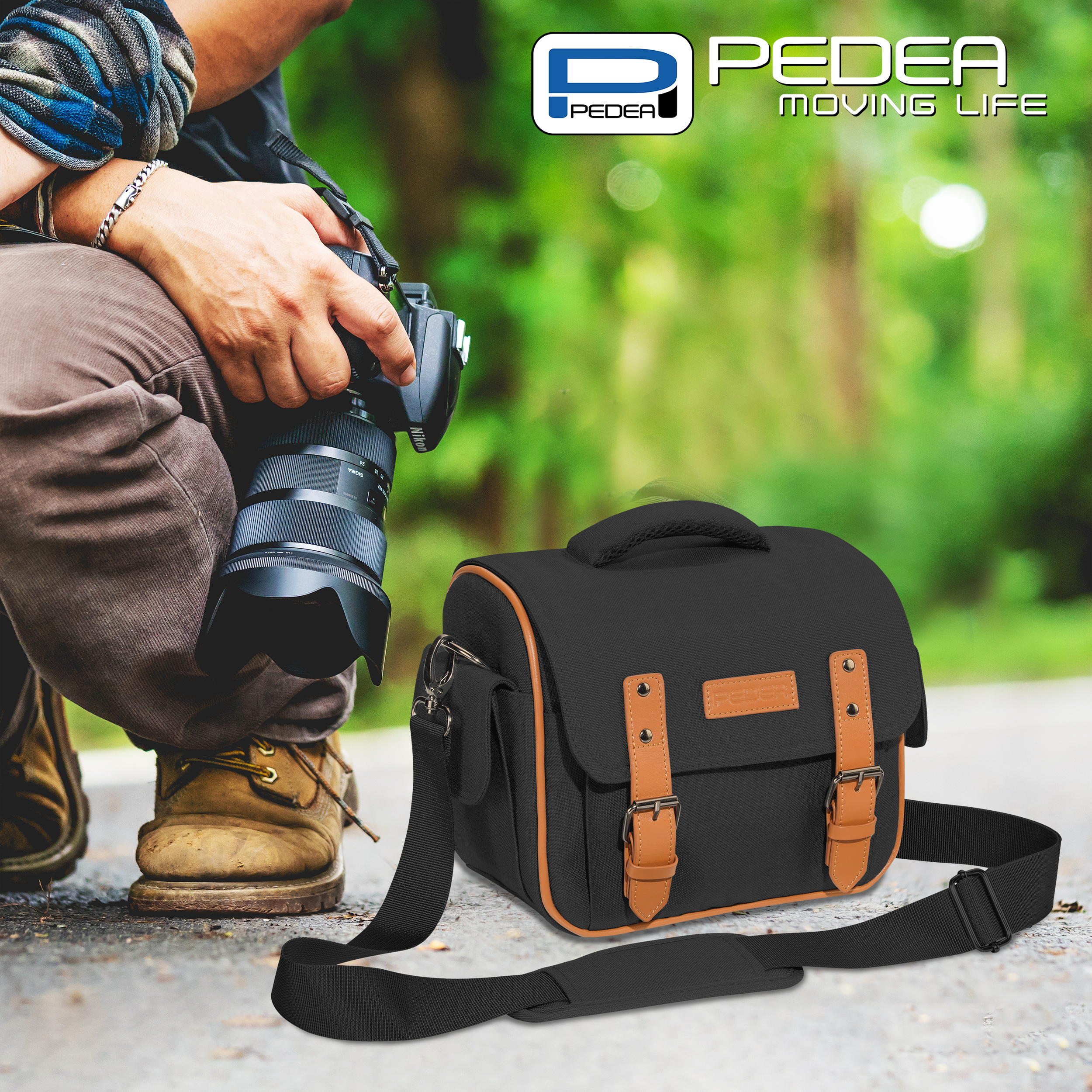 Eine Person mit Kamera in der Hand, eine schwarze Kameratasche mit braunen Details und Pedea-Logo.