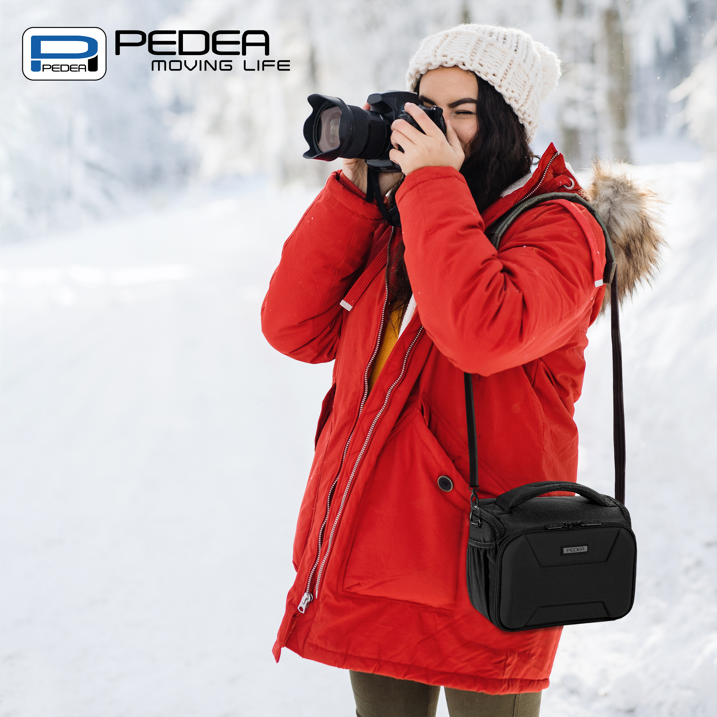 Frau in rotem Mantel, die mit Kamera fotografiert, schwarze Tasche, verschneiter Hintergrund, Pedea Logo.