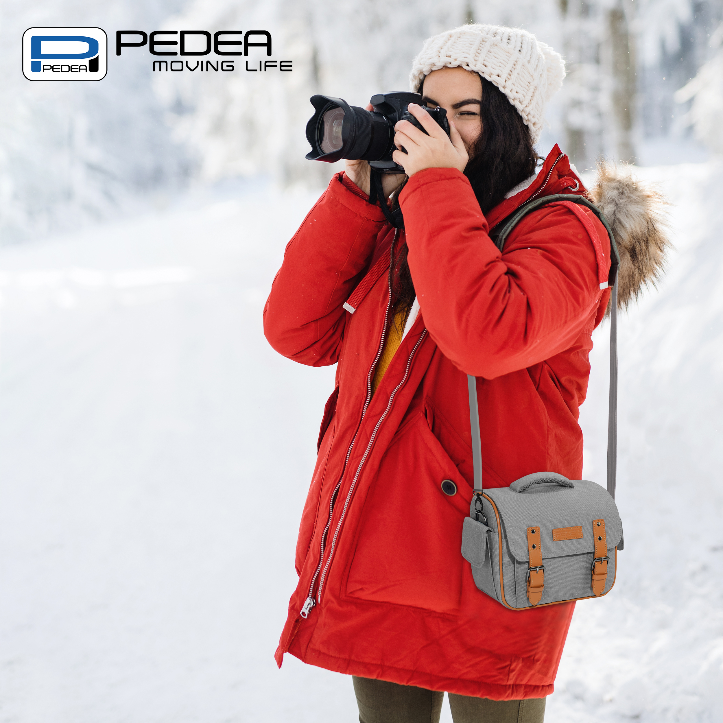 Frau in roter Jacke fotografiert mit einer Kamera in einer verschneiten Waldszene.