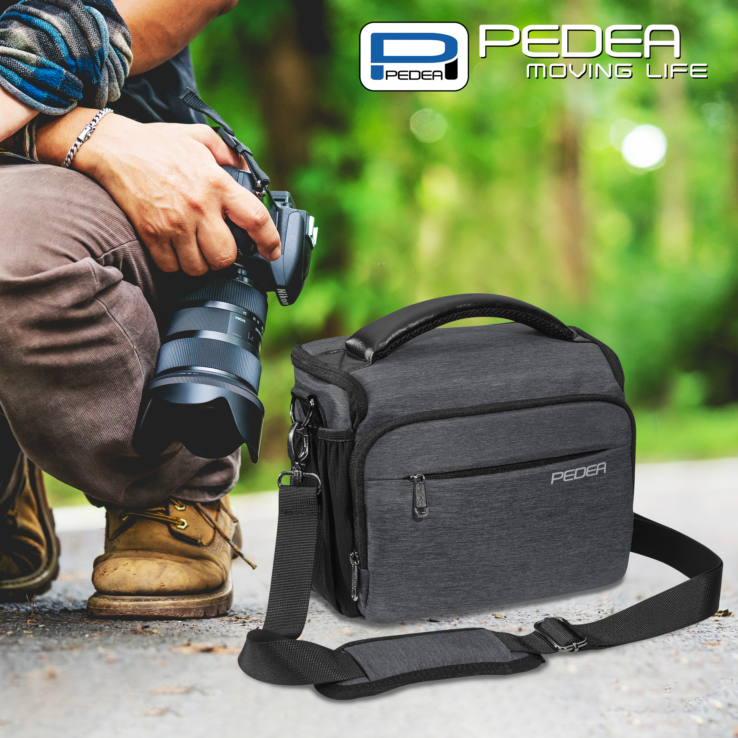 Person mit Kamera und Tasche im Freien. Person hockt und hält Kamera hoch.