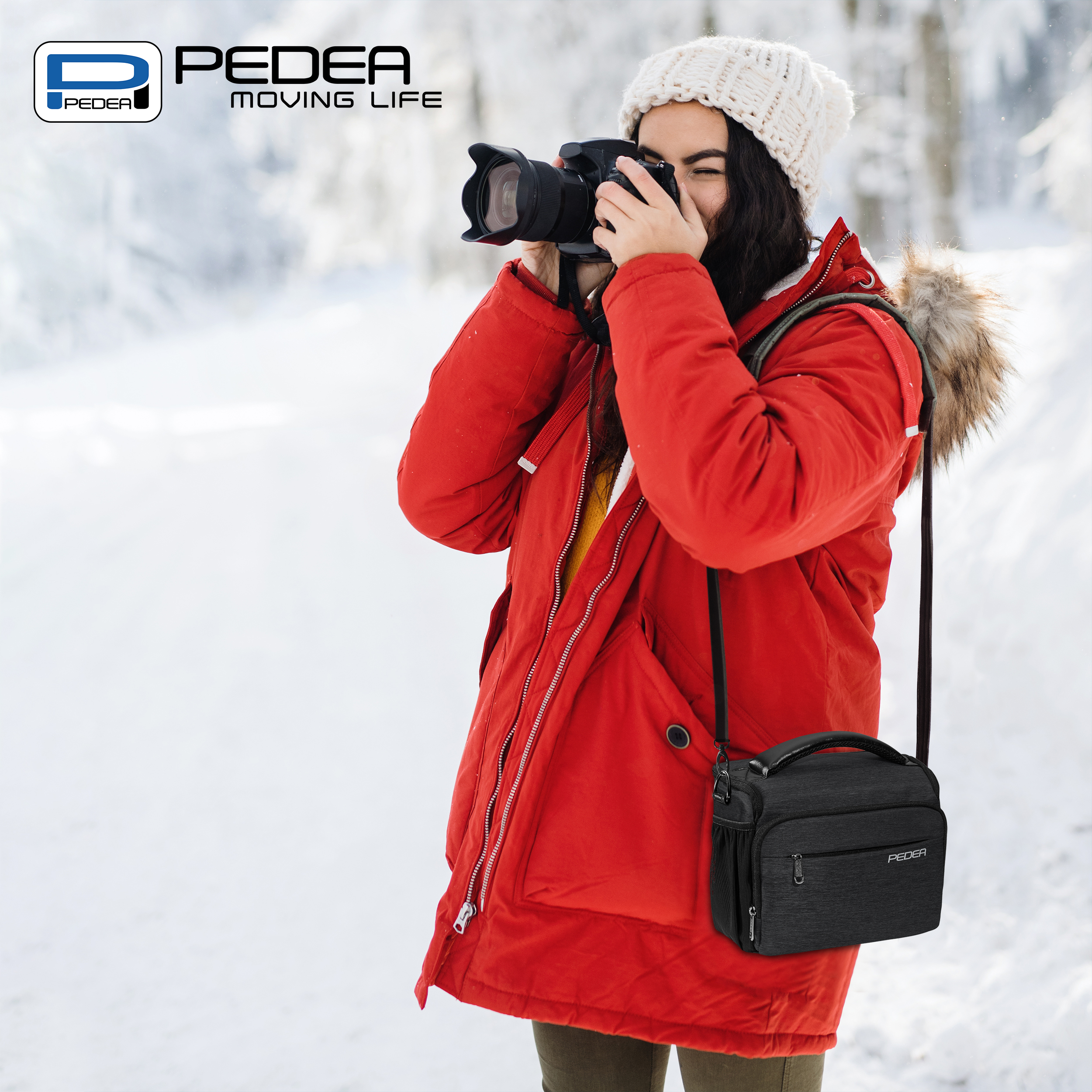 Eine Frau in roter Jacke fotografiert in verschneitem Wald, Kameratasche sichtbar.