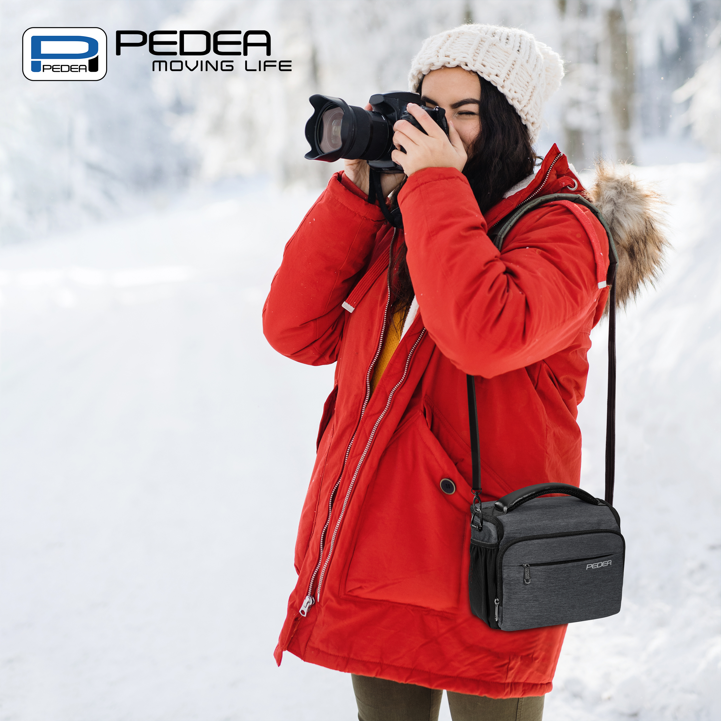 Frau in roter Jacke fotografiert in schneebedeckter Landschaft, Pedea-Tasche im Vordergrund.