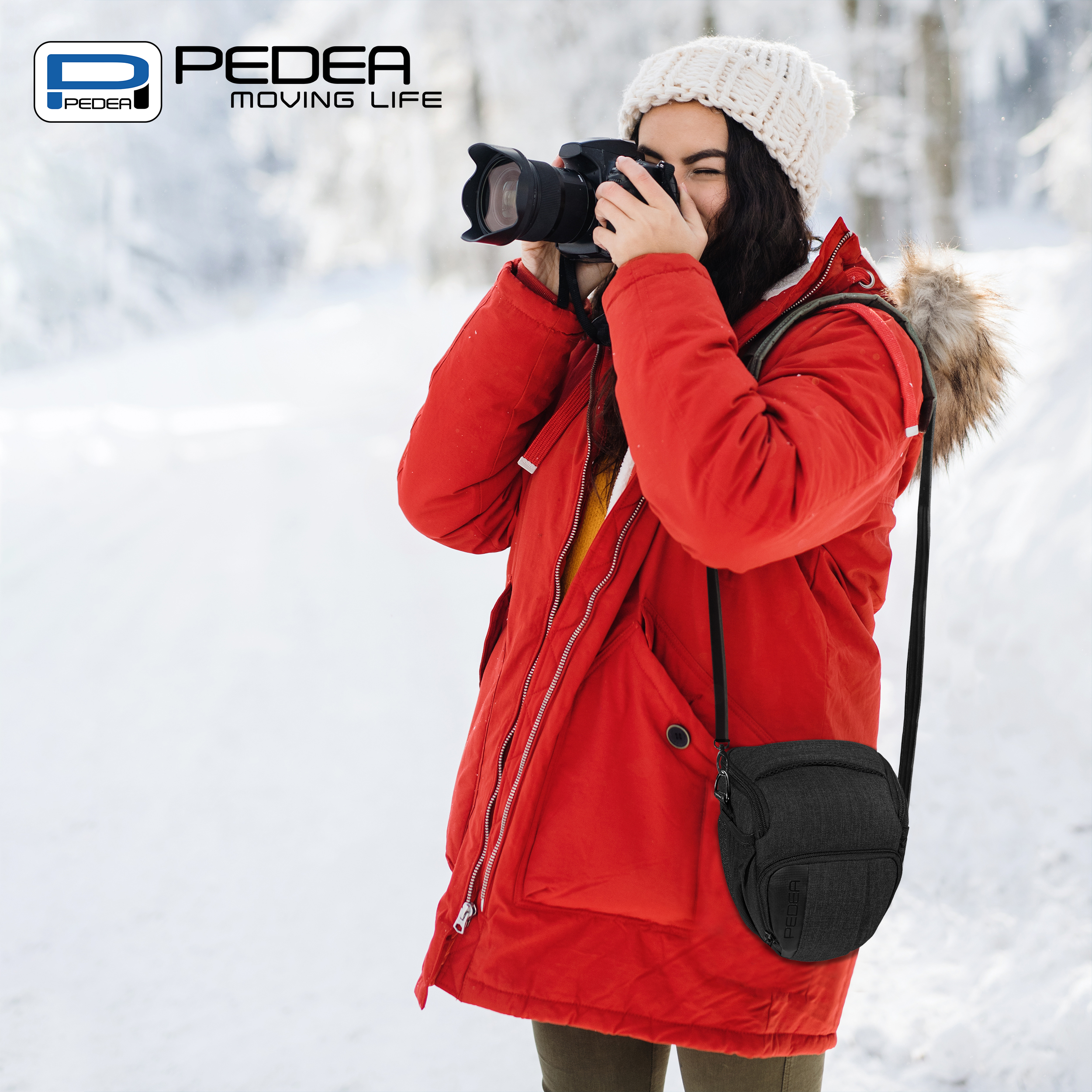 Frau in roter Jacke macht Foto mit Kameratasche.