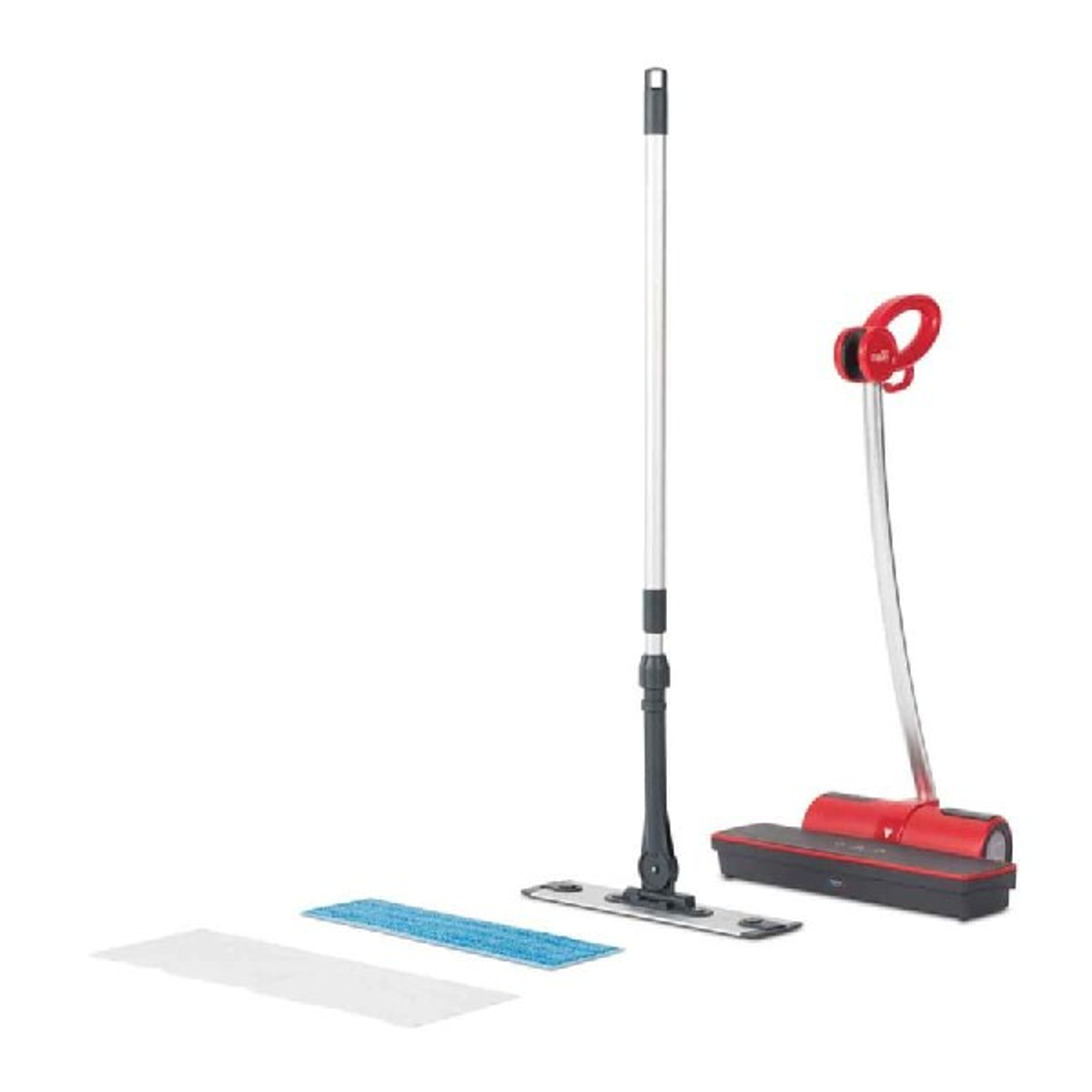 Zestaw do czyszczenia z mopem, małą elektryczną szorowarką i dwoma padami czyszczącymi, wszystko na białym tle.