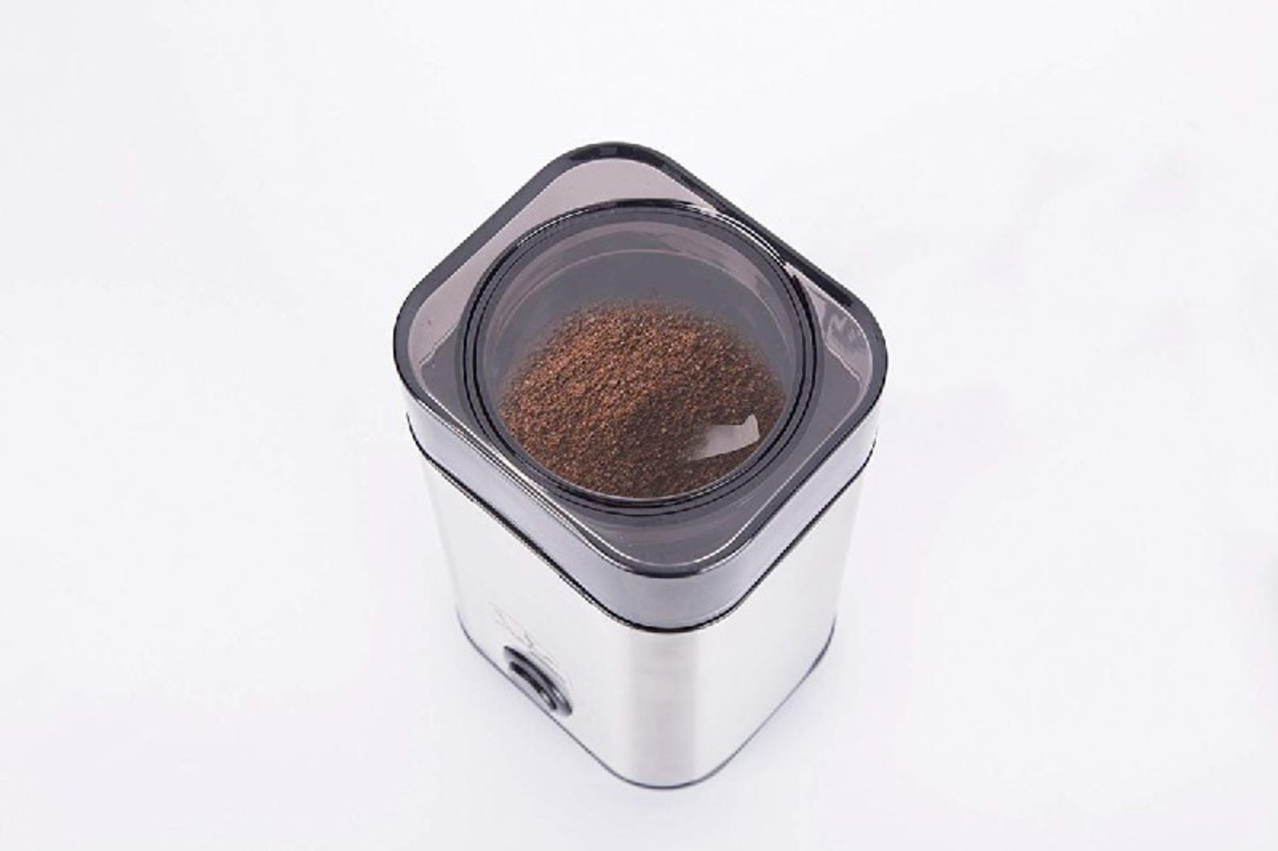 Silber-schwarze Kaffeemühle mit transparentem Deckel.