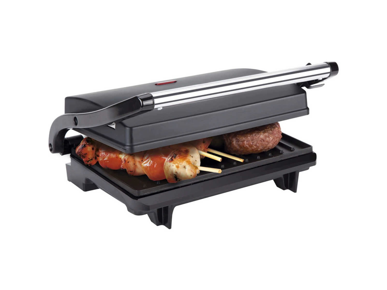 Una parrilla negra con brochetas y una hamburguesa dentro. La tapa está abierta.