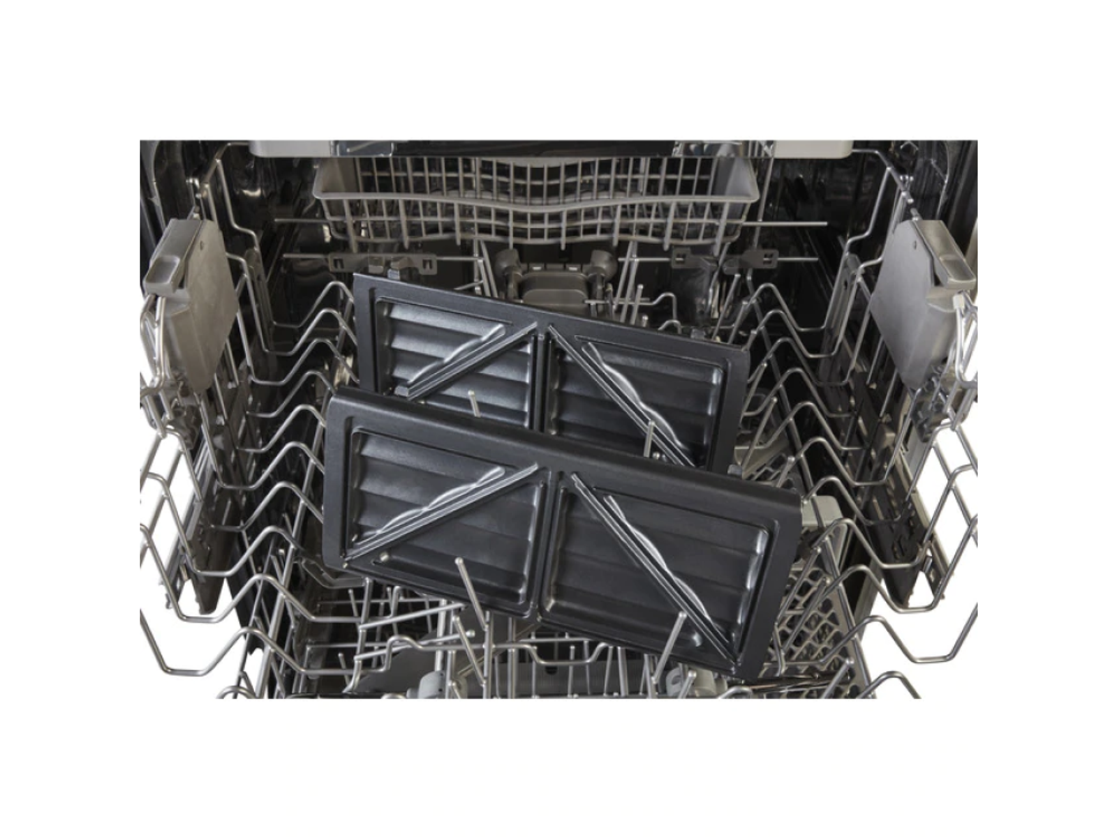 Wnętrze zmywarki z dwoma czarnymi koszami.