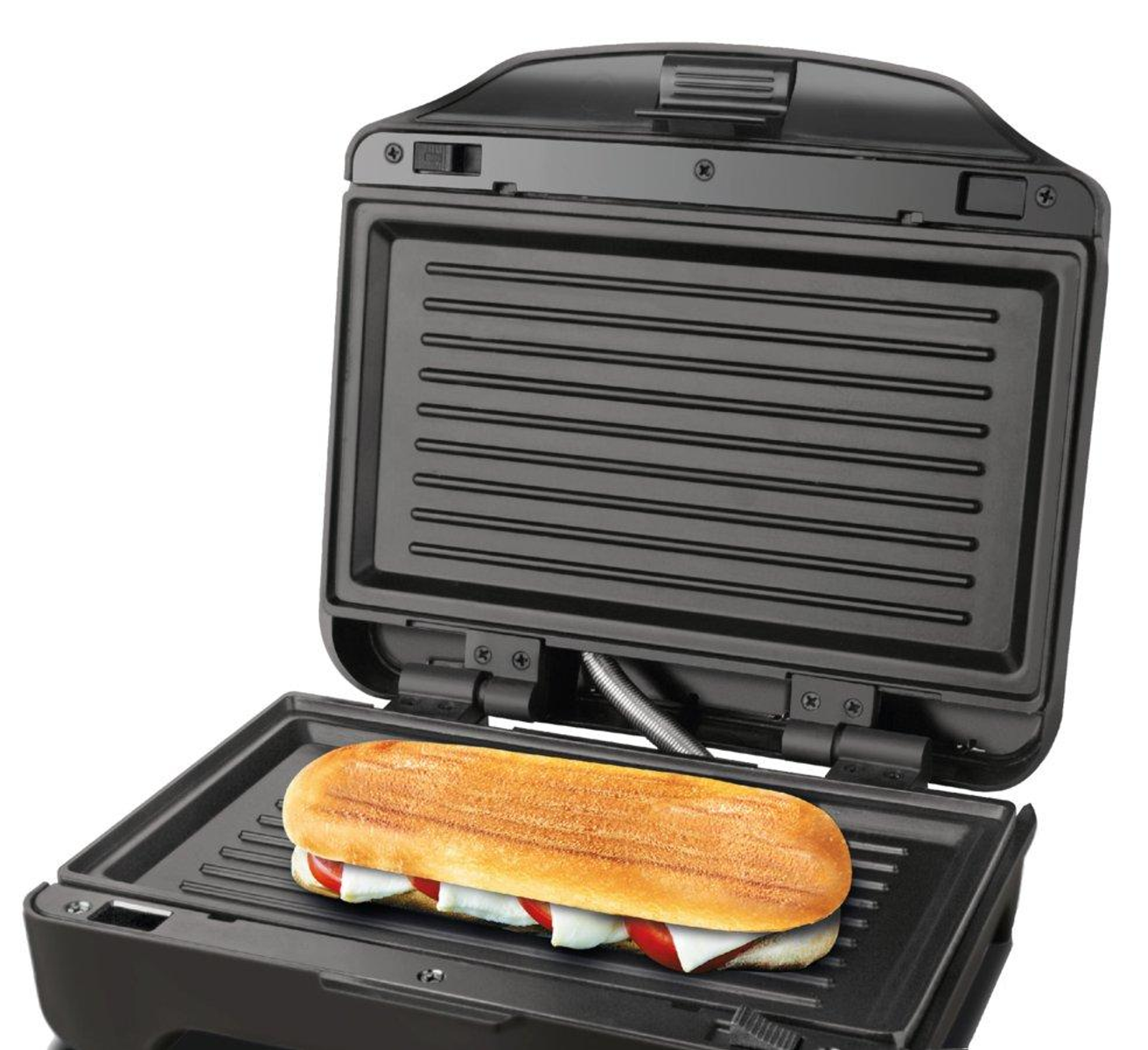 Czarny opiekacz do kanapek z kanapką w środku. Pokrywa jest otwarta.