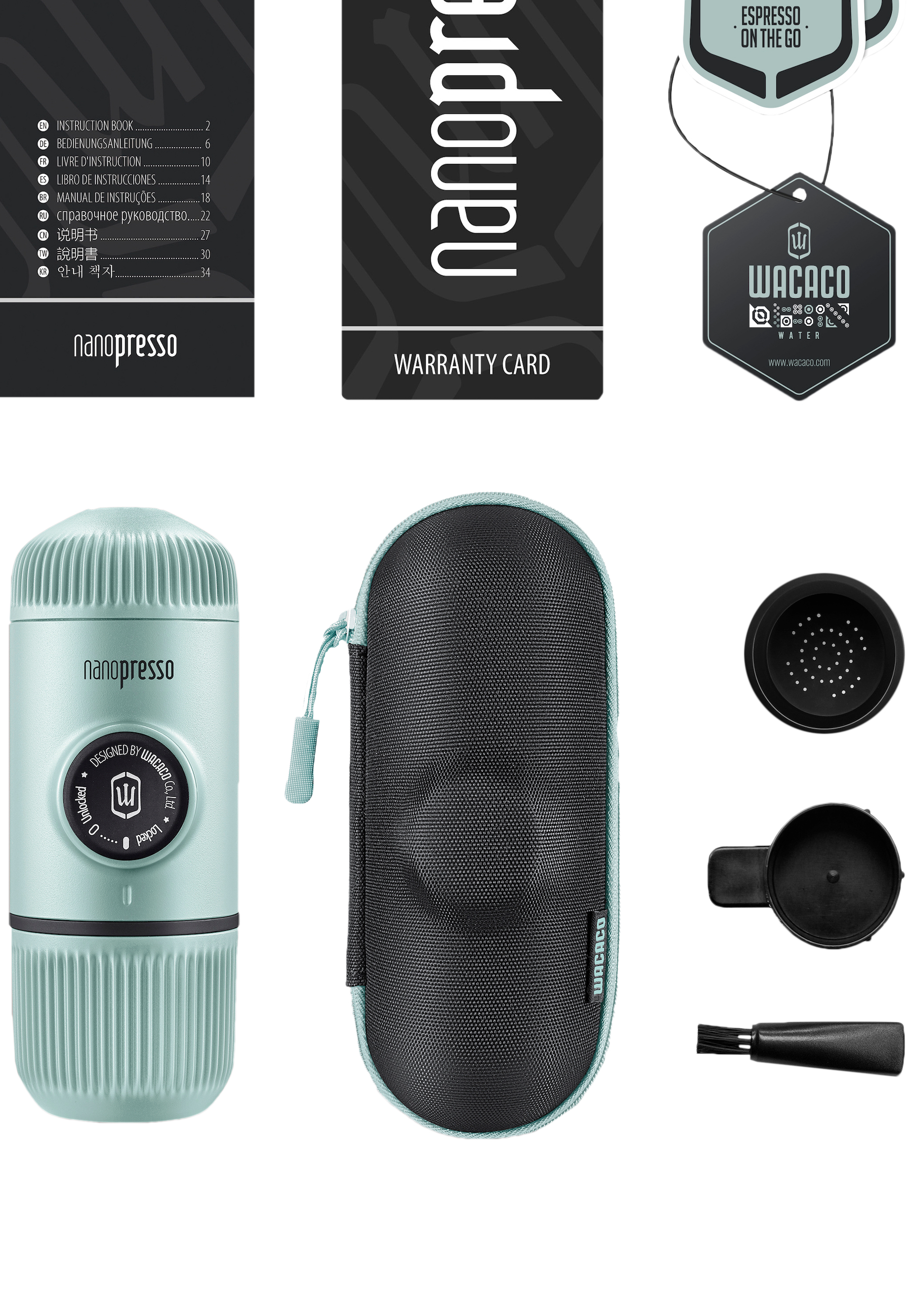 Ein Set der tragbaren Espressomaschine Nanopresso mit Zubehör, und ein weißer Hintergrund.