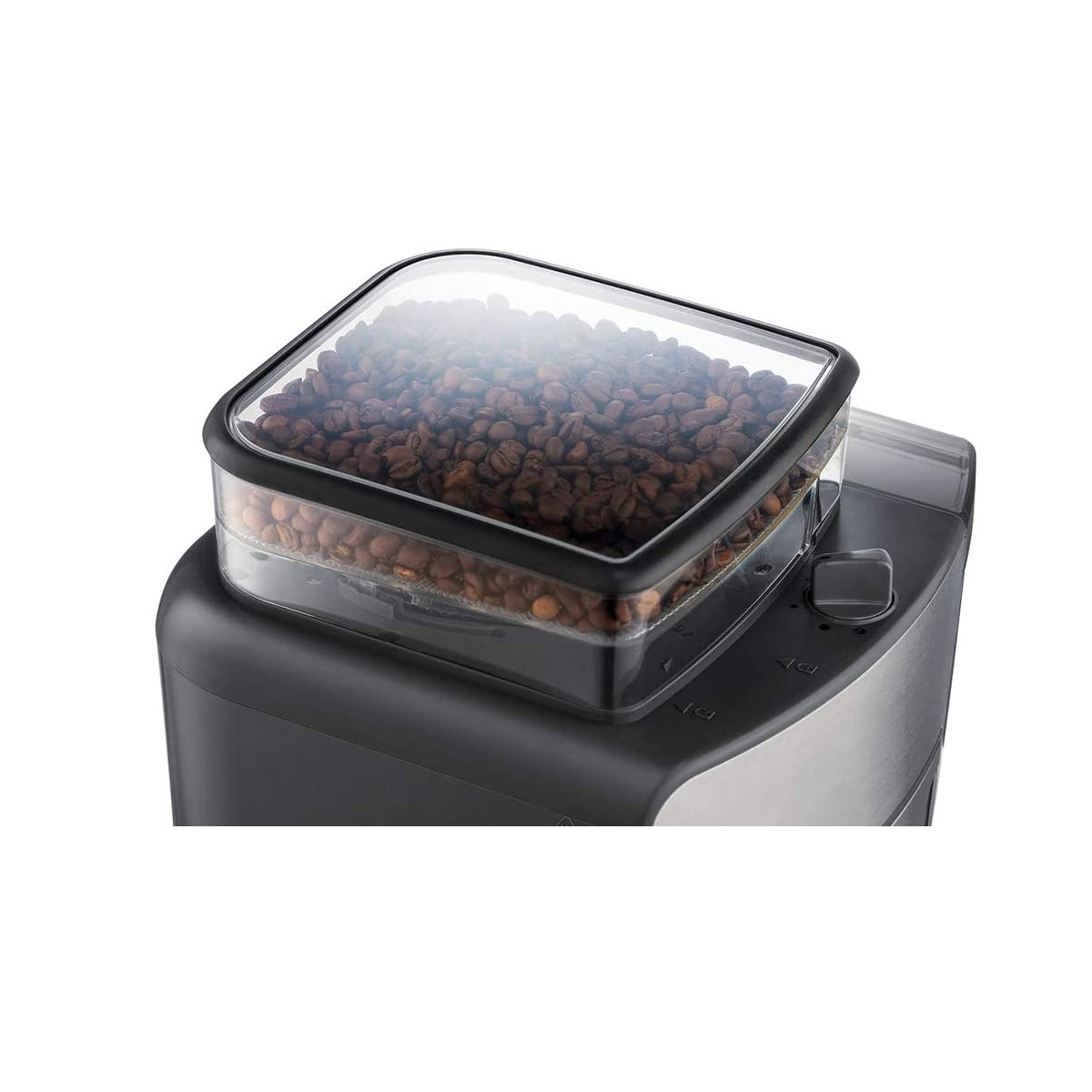 Młynek do kawy z ziarnami kawy w przezroczystym górnym pojemniku, czarny i srebrny korpus.