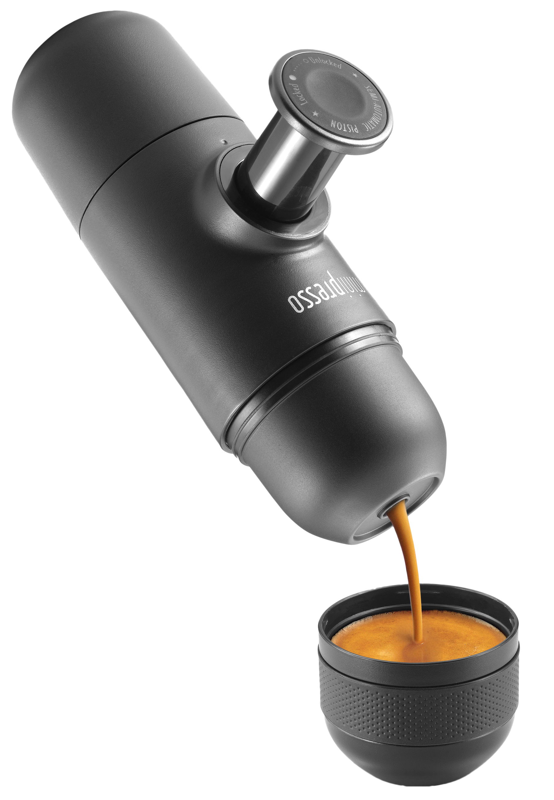 Schwarzer tragbarer Espressomaschine, abgewinkelt, Espresso in eine schwarze Tasse gießend.