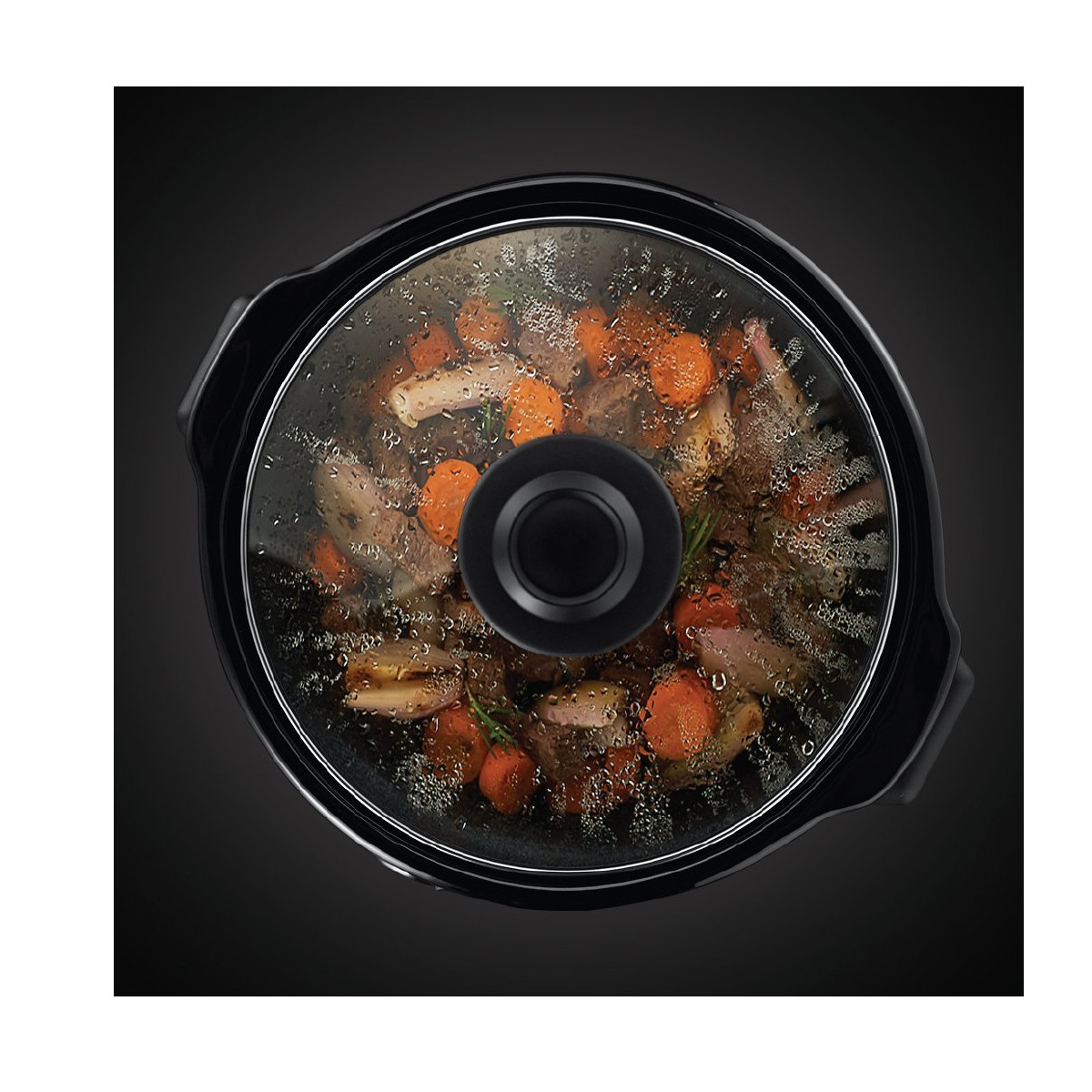 Vista superior de una olla de cocción lenta negra con tapa de vidrio, llena de comida cocinada y zanahorias.