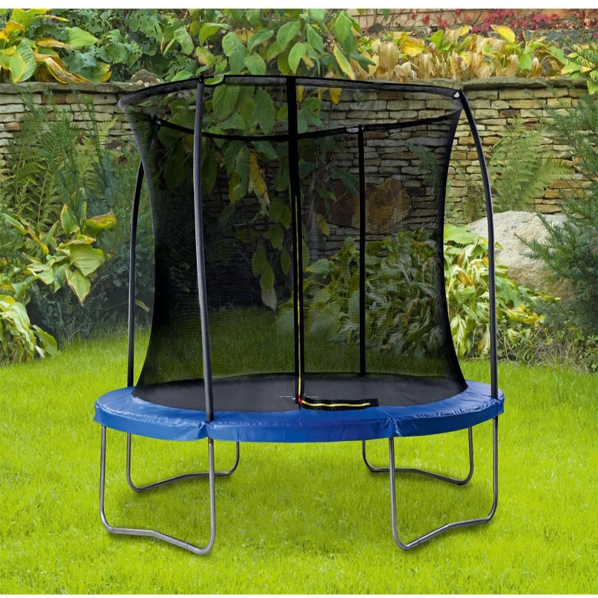 Trampolin im Garten mit Gras, umgeben von einem Sicherheitsnetz und Bäumen.