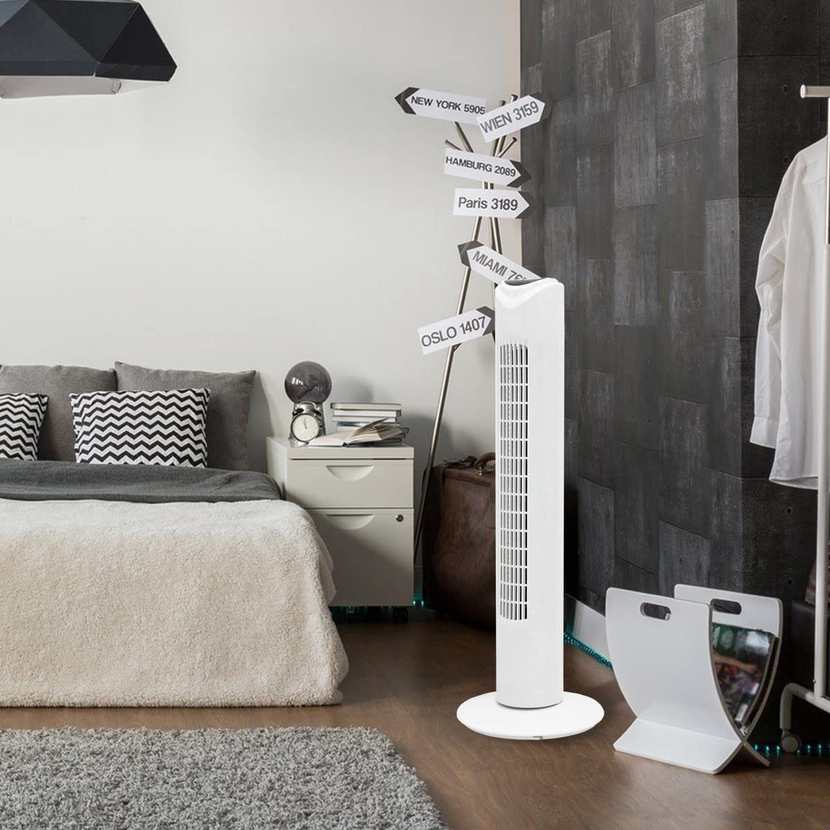 Weißer Turmventilator mit Wegweiser zu verschiedenen Städten, im Schlafzimmer.