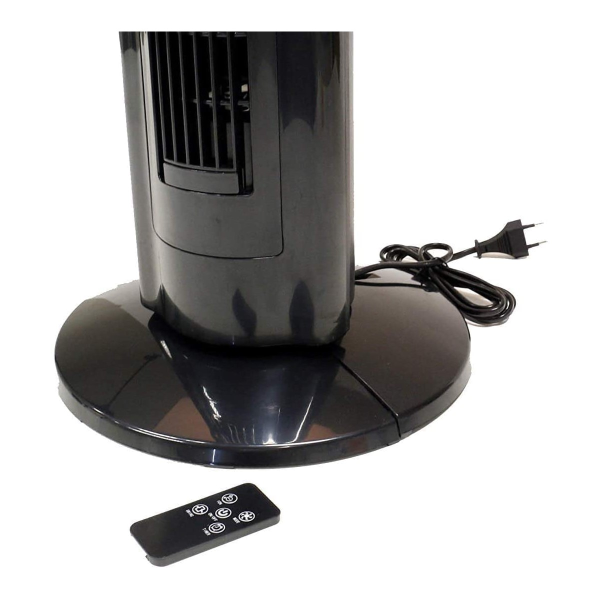 Ein schwarzer Turmventilator mit Fernbedienung auf weißem Hintergrund.