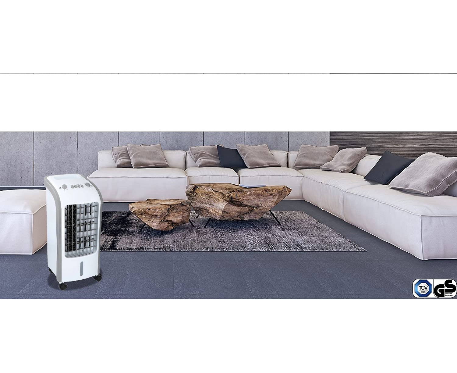 Weißer Luftkühler in modernem Wohnzimmer, mit großem Sofa und Holztisch.
